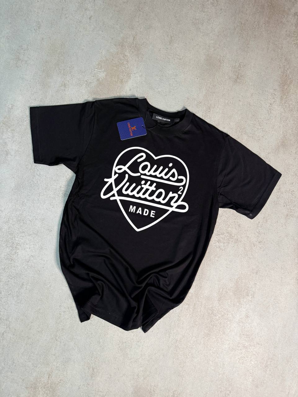Camiseta LV negro corazon contorno blanco logo blanco