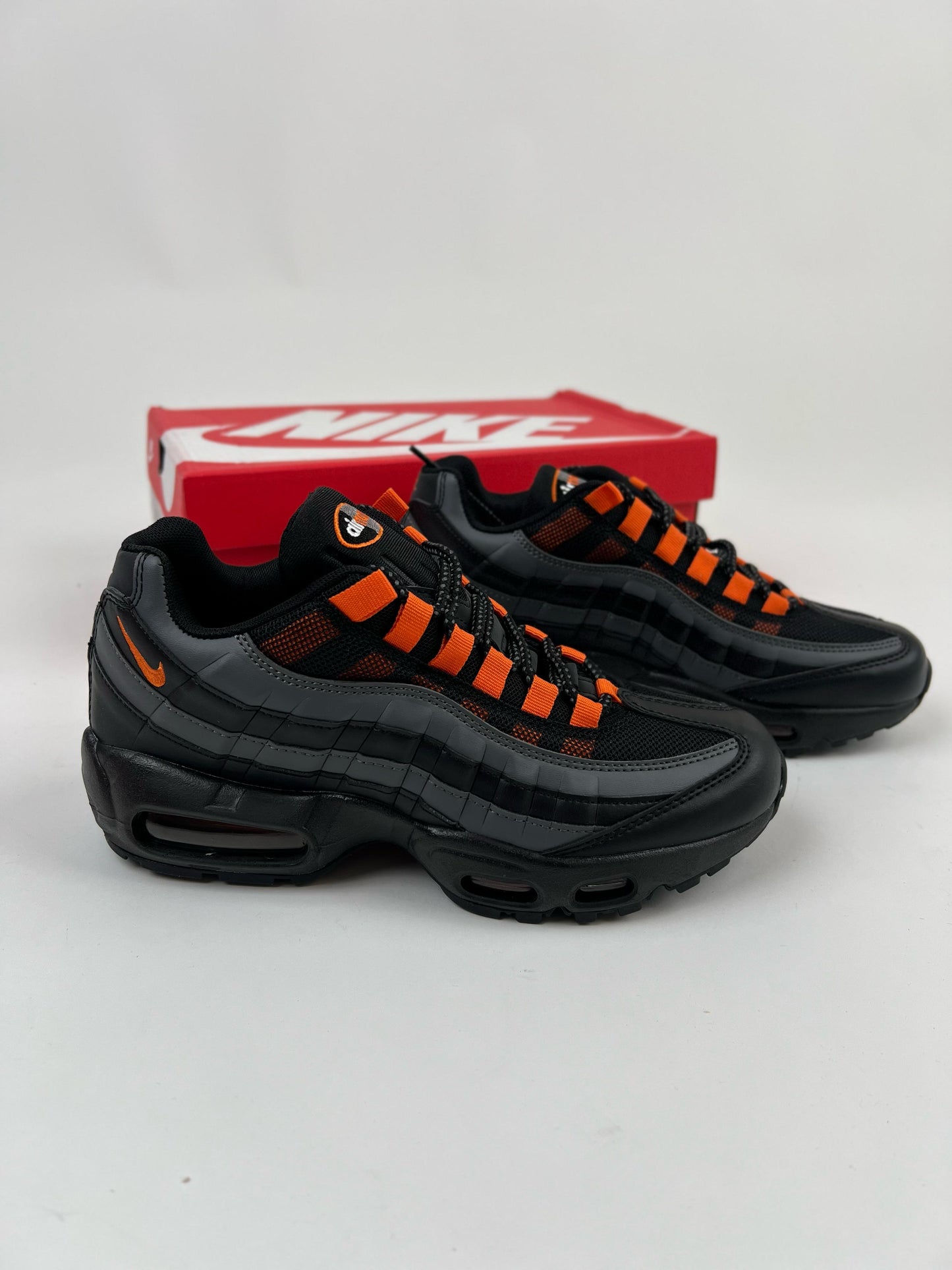 Air max 95 gris logo naranja