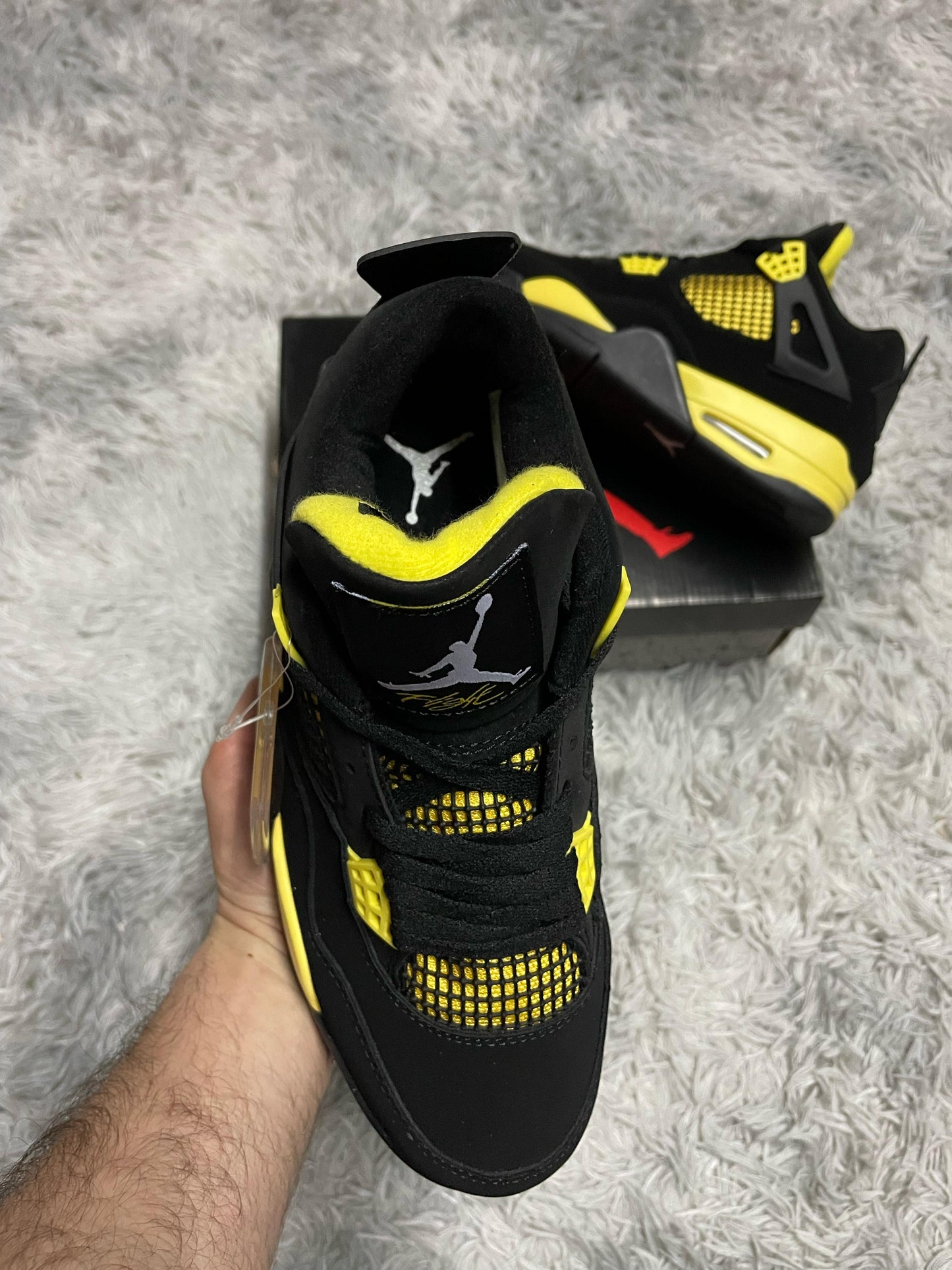 JORDAN 4 NEGRAS DETALLES AMARILLOS LOGO BLANCO