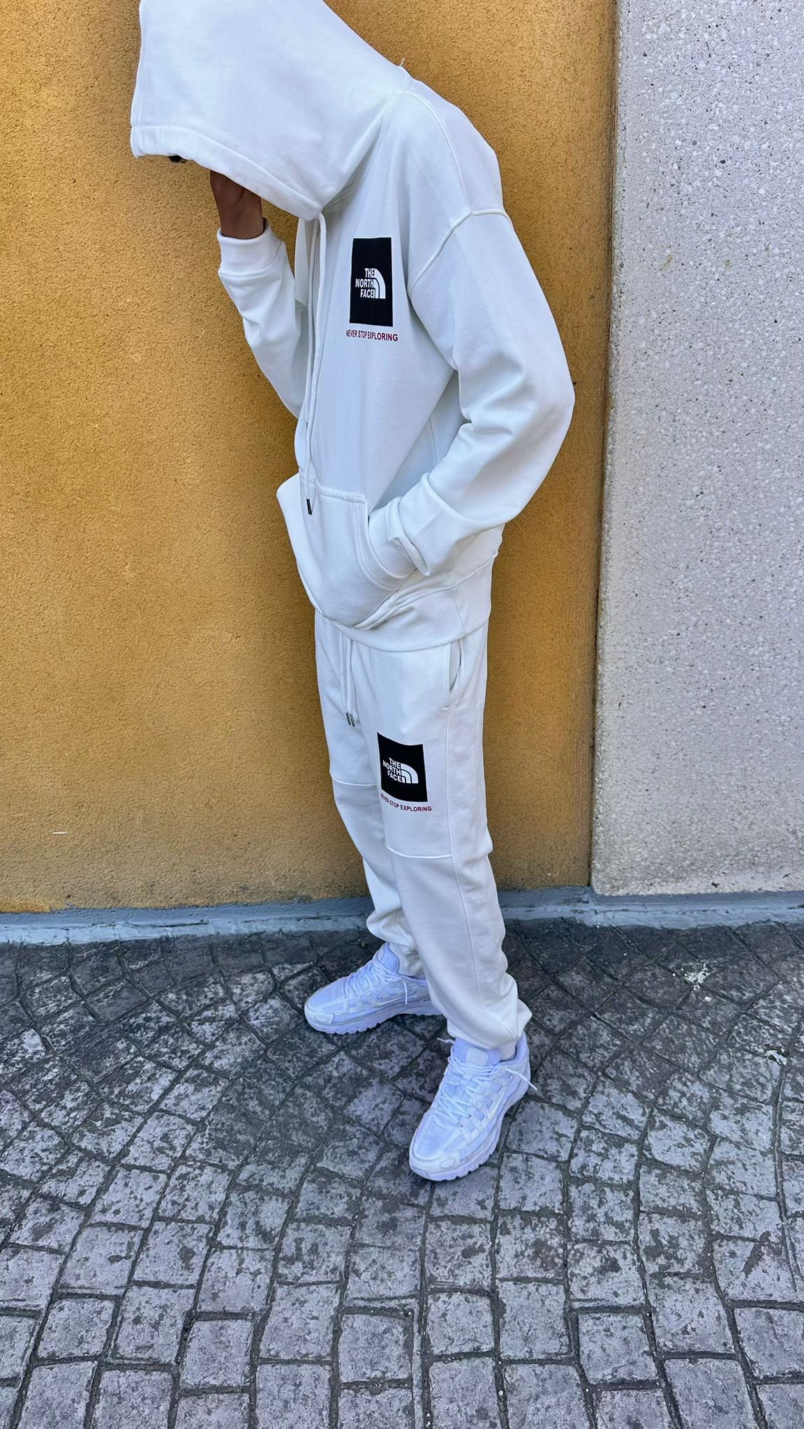 Chandal North face blanco logo negro y blanco detalles rojos
