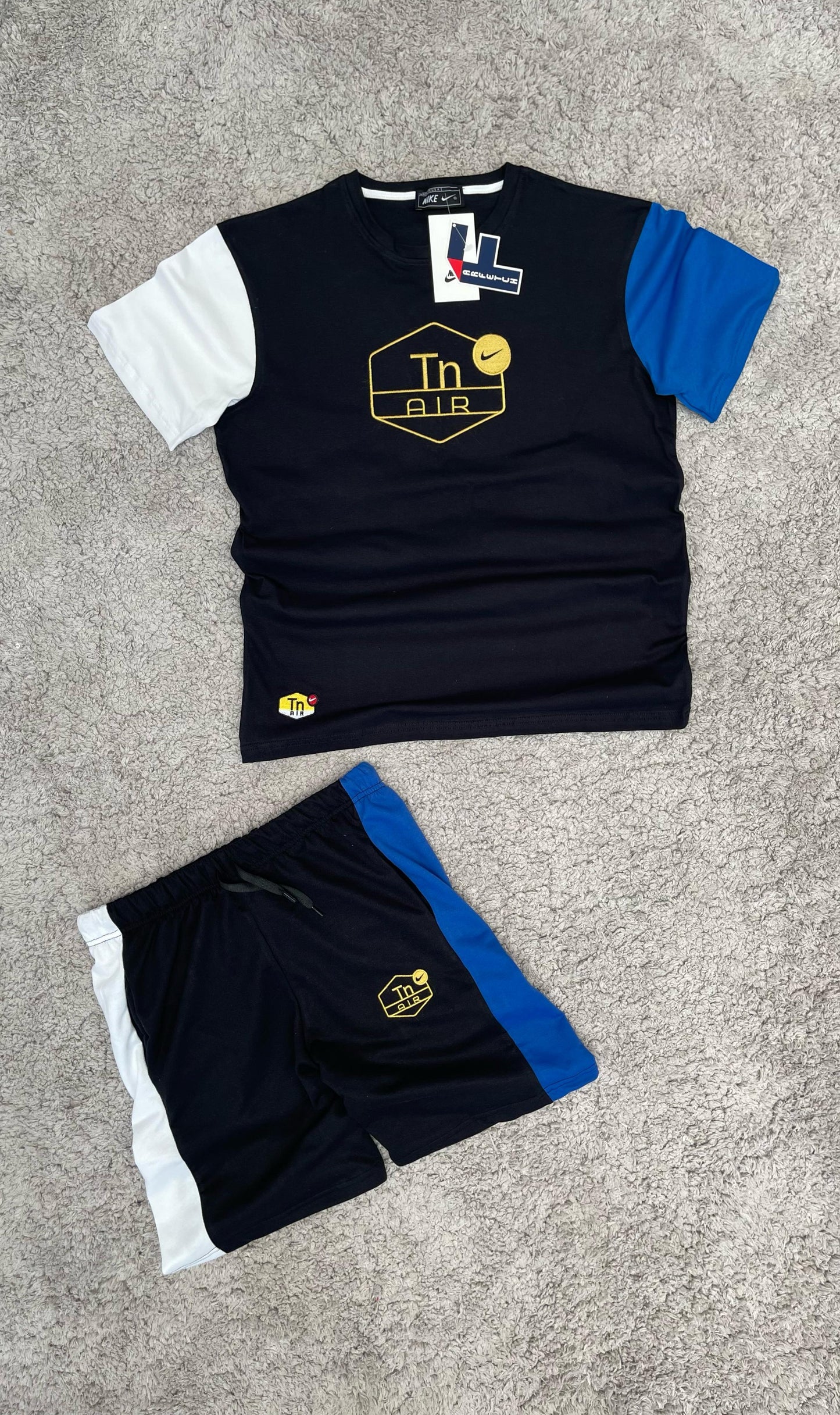 CONJUNTO TN AIR negro logo dorado detalles blancos y azules