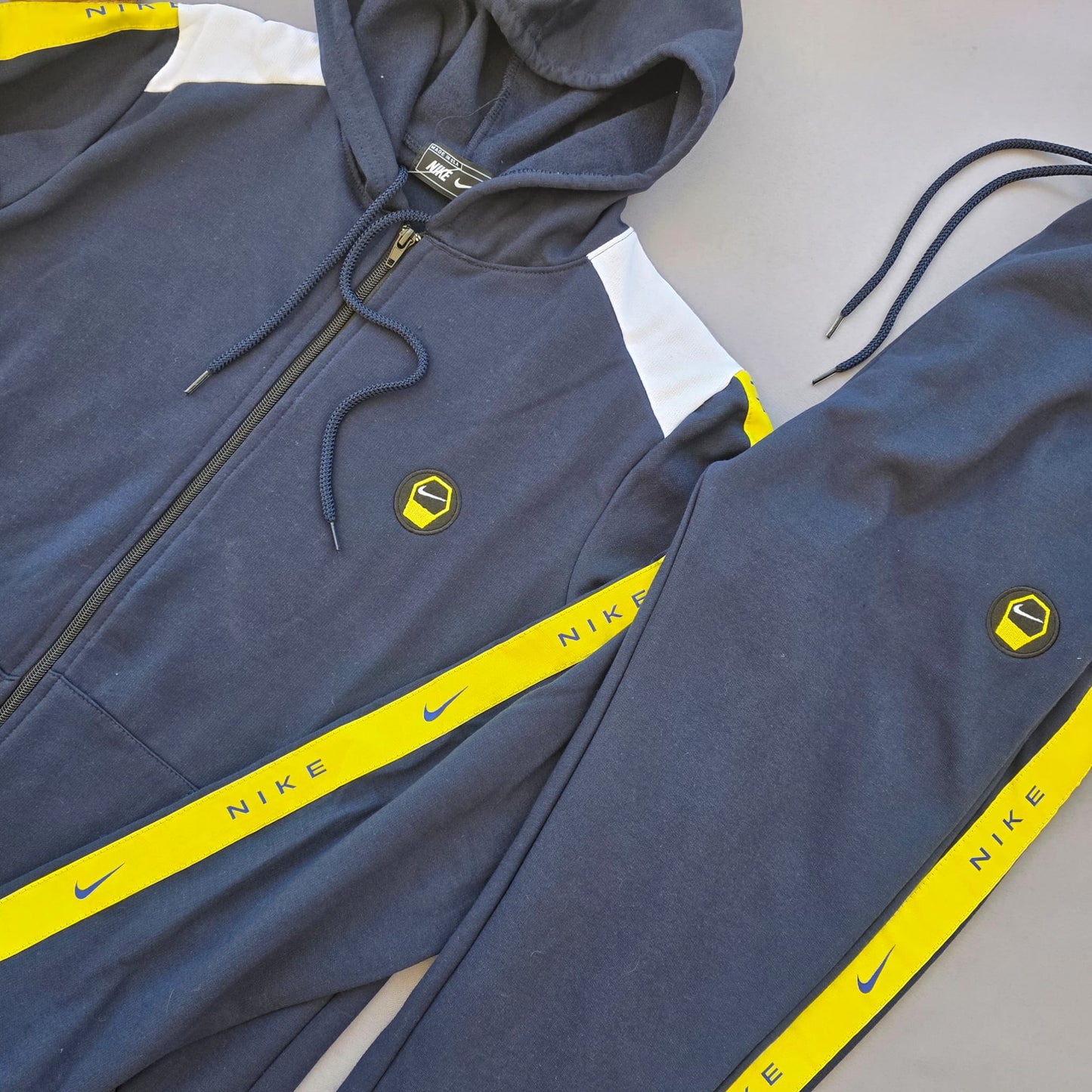 Chandal nike azul marino detalles amarillos logo negro