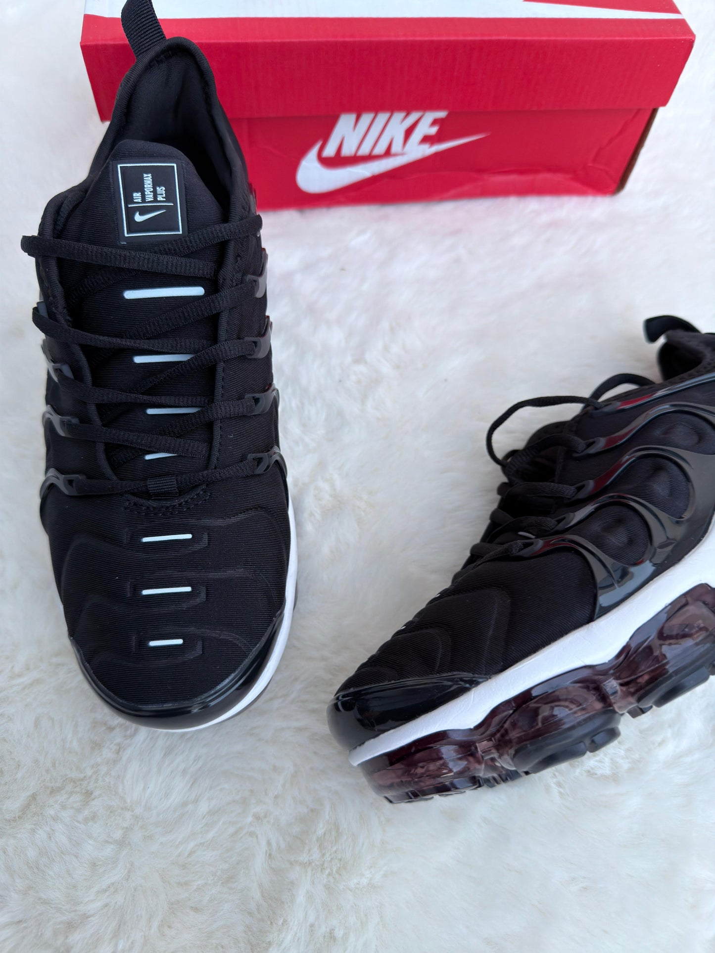 VAPORMAX PLUS NEGRAS LOGO BLANCO