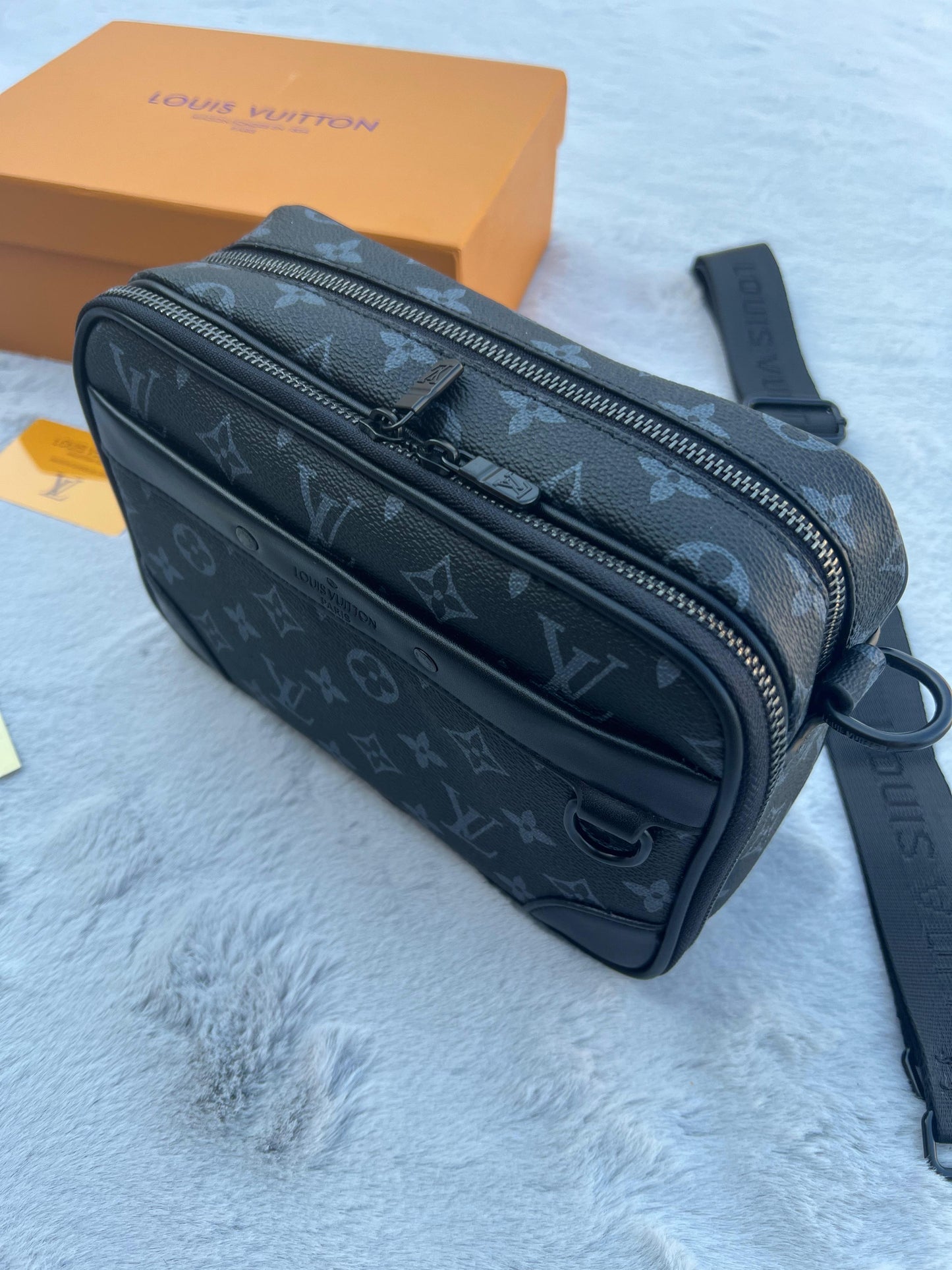 RIÑONERA LV NEGRA LOGOS GRANDES GRISES