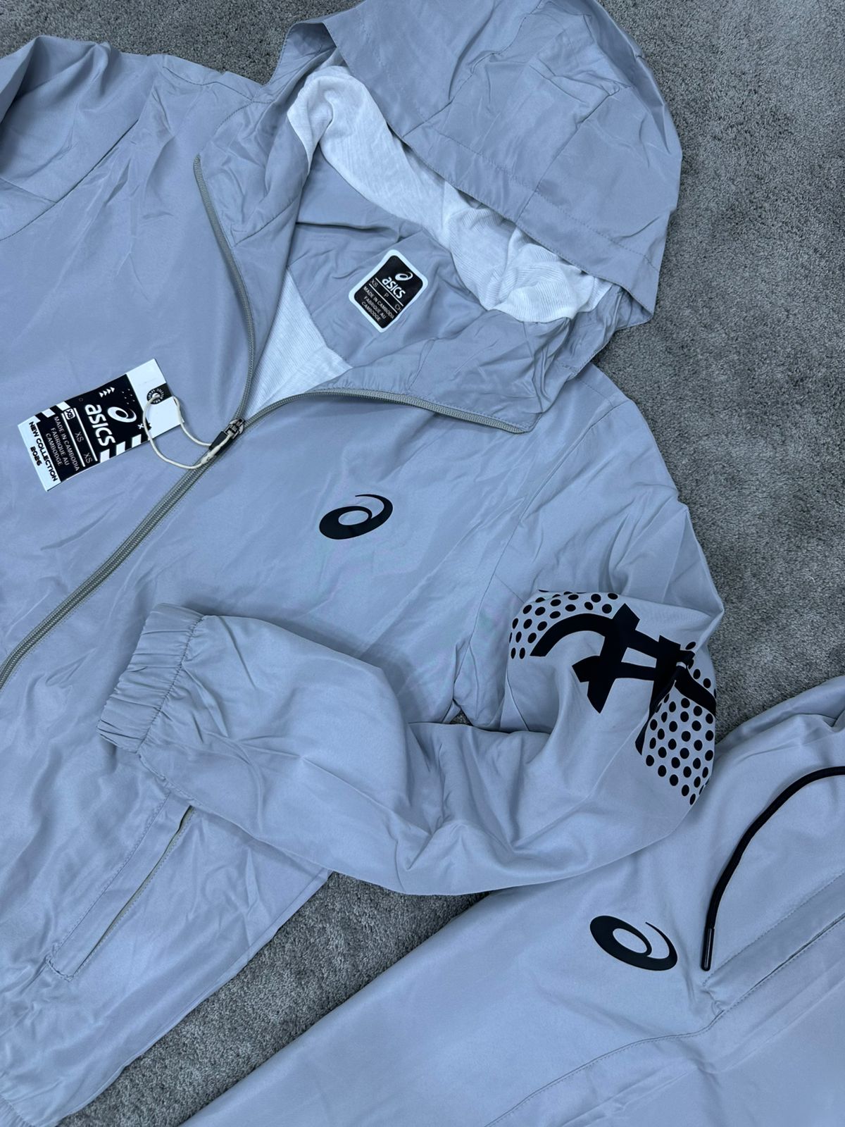 Chandal ASICS gris logo negro