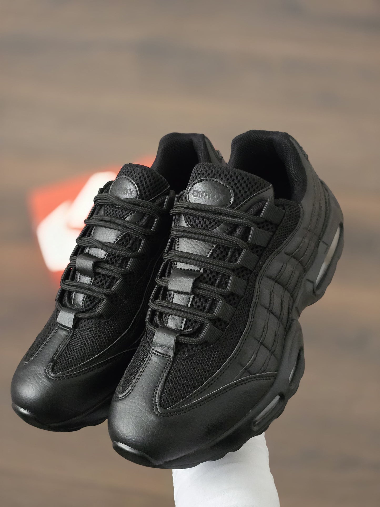 Air max 95 negra logo negro
