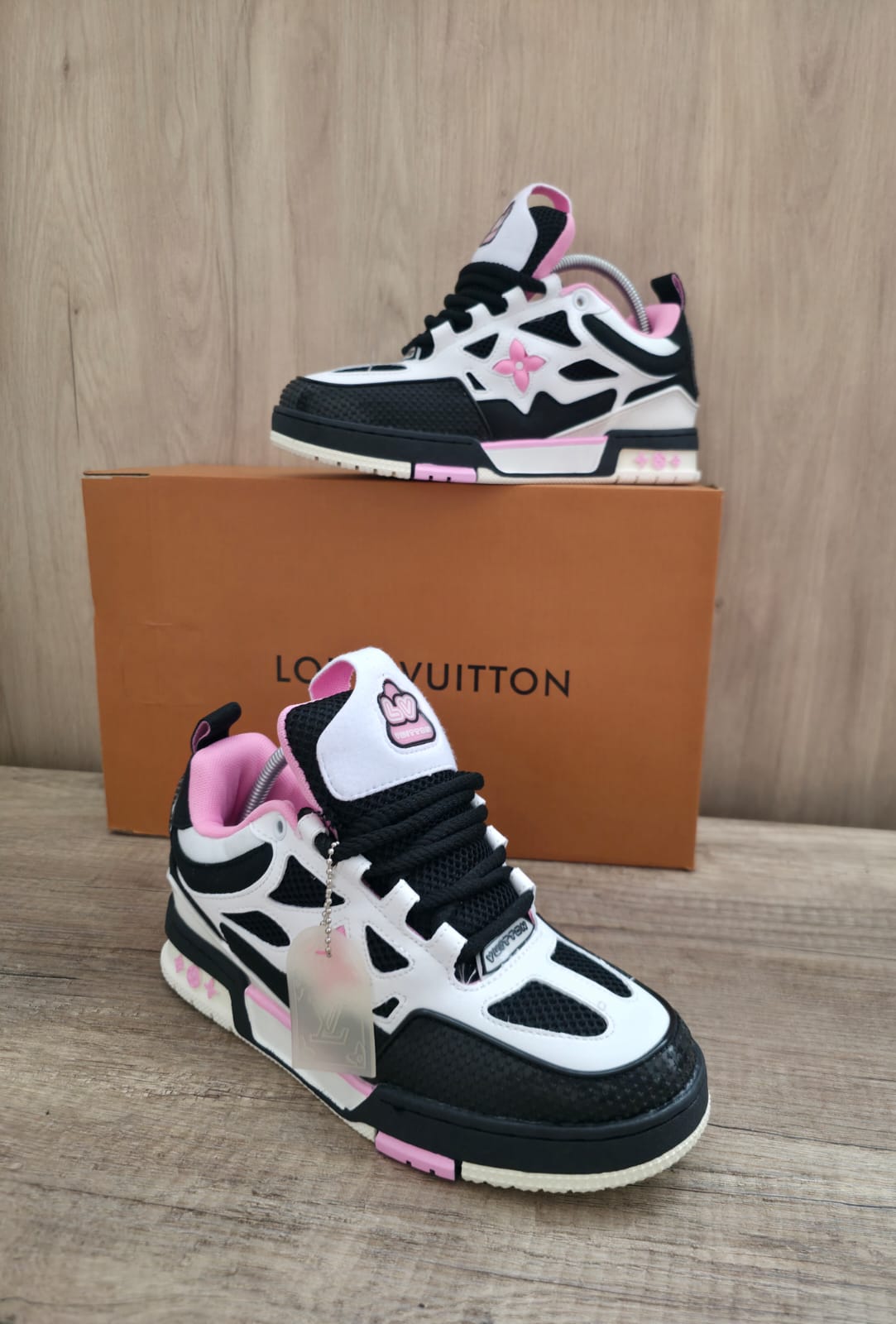 Lv skate negra logo Rosa
