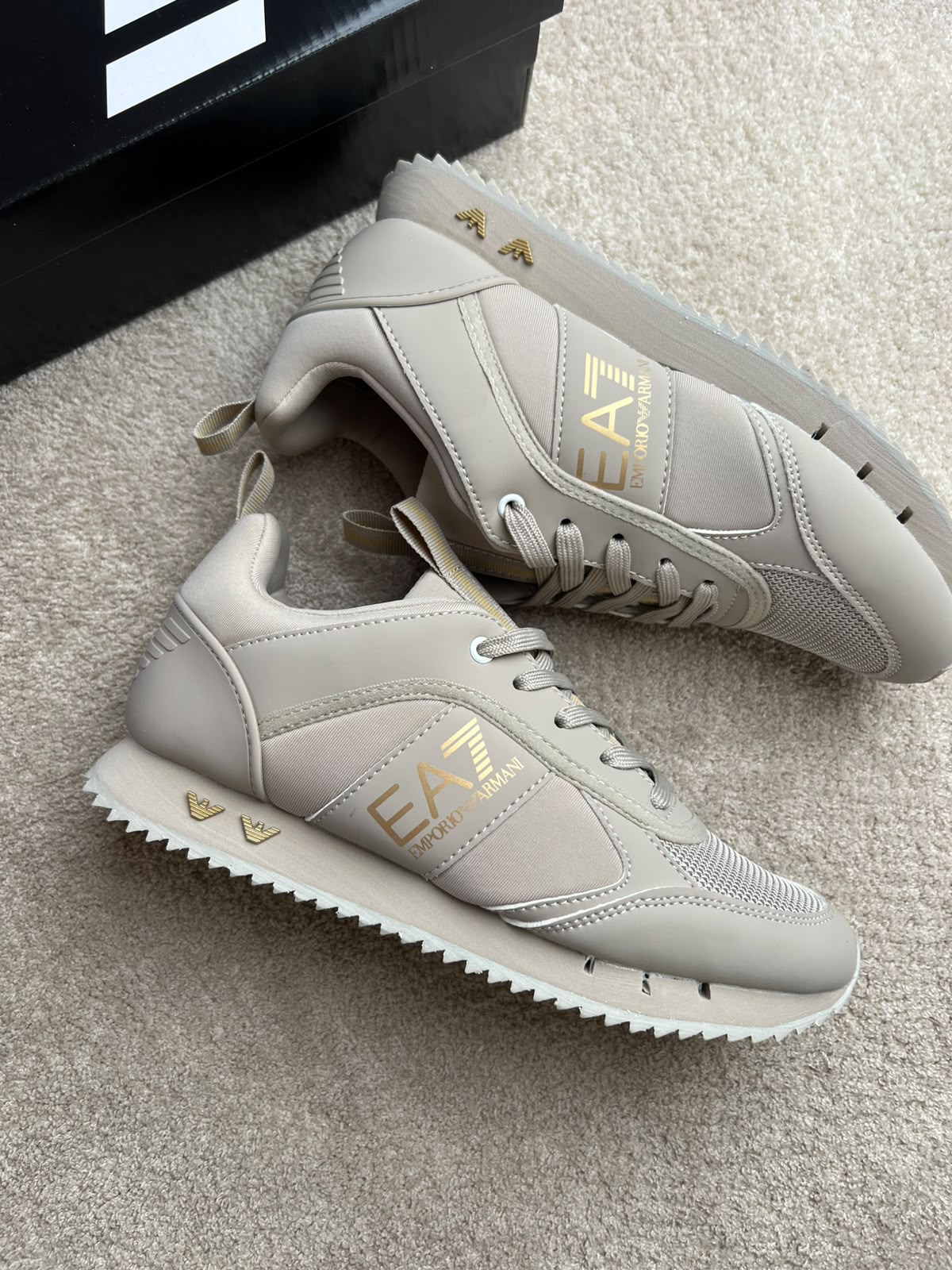 Armani beige logo dorado