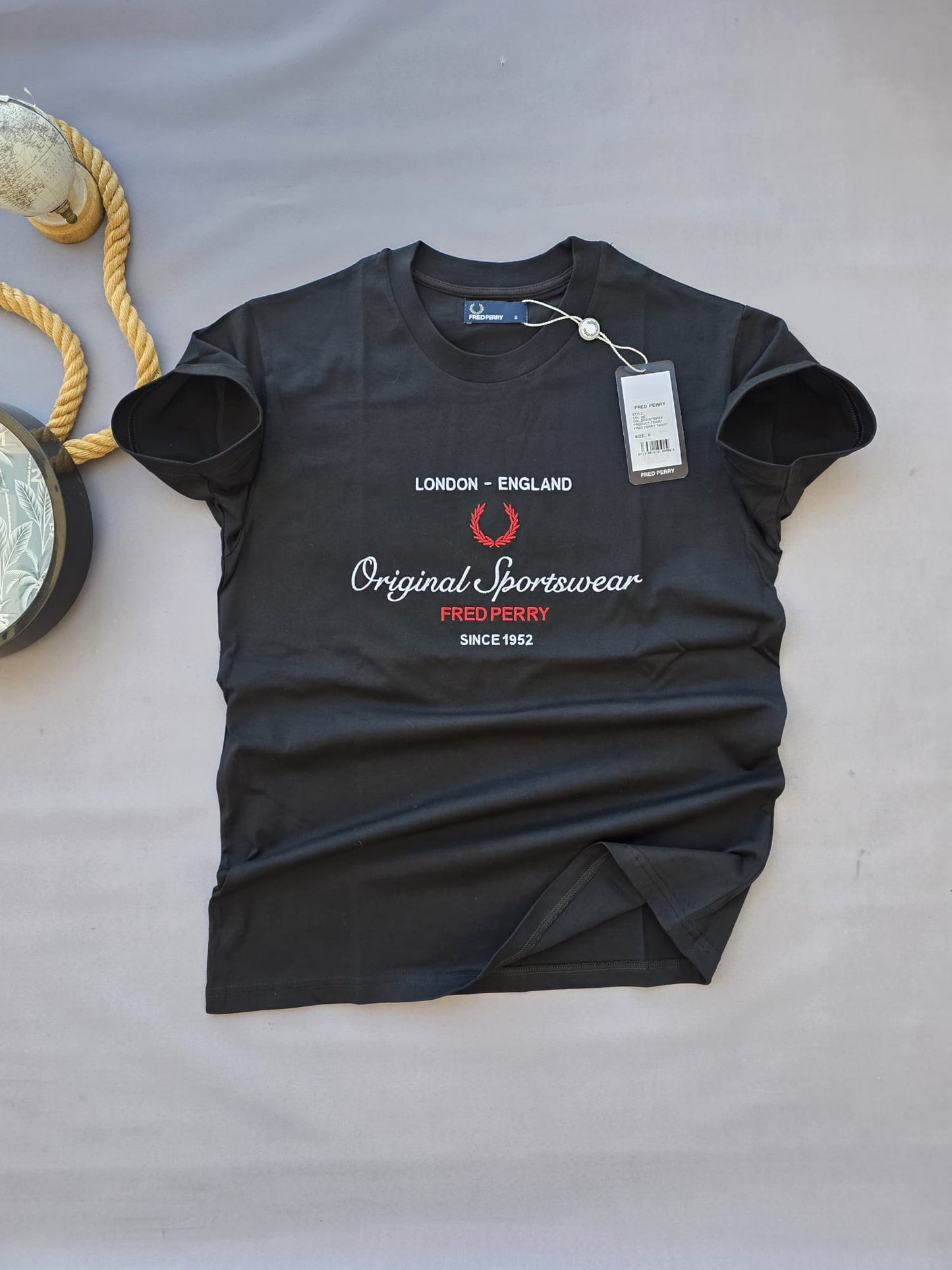 Camiseta fred perry negro logo blanco y rojo