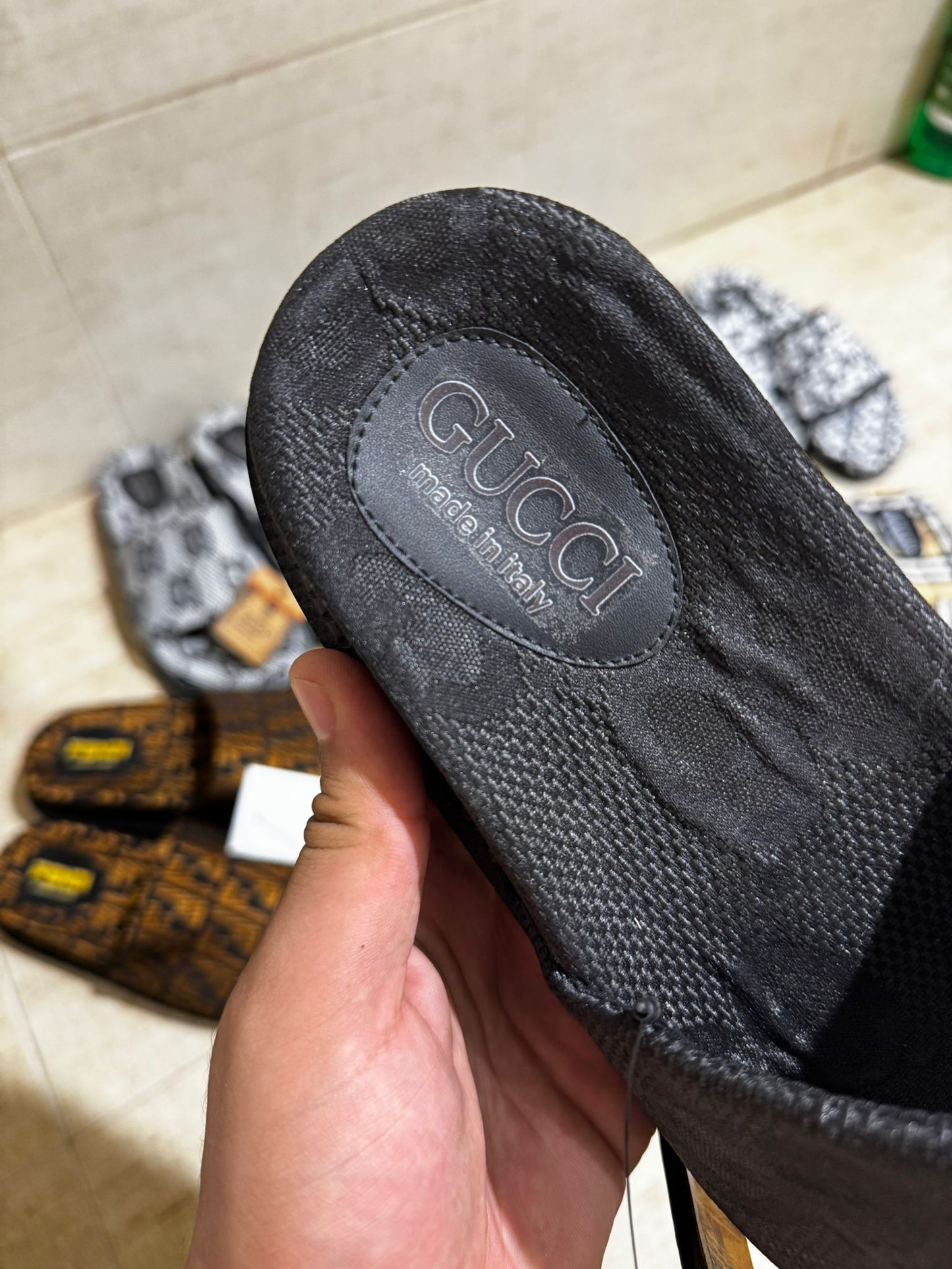 Chanclas Gucci negro logo dorado