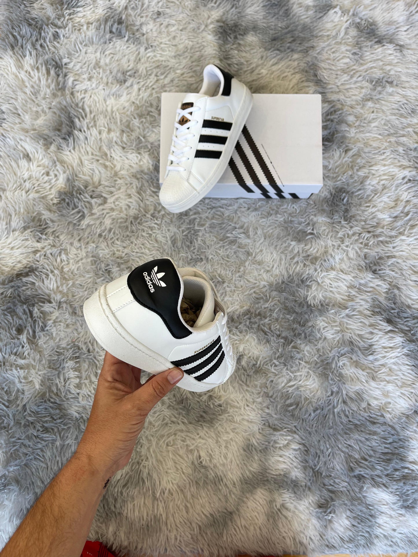 Adidas Superstar blanca y negra logo dorado