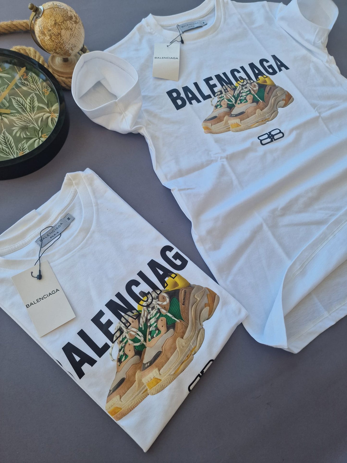 Camiseta balenciaga blanca logo negro zapatos