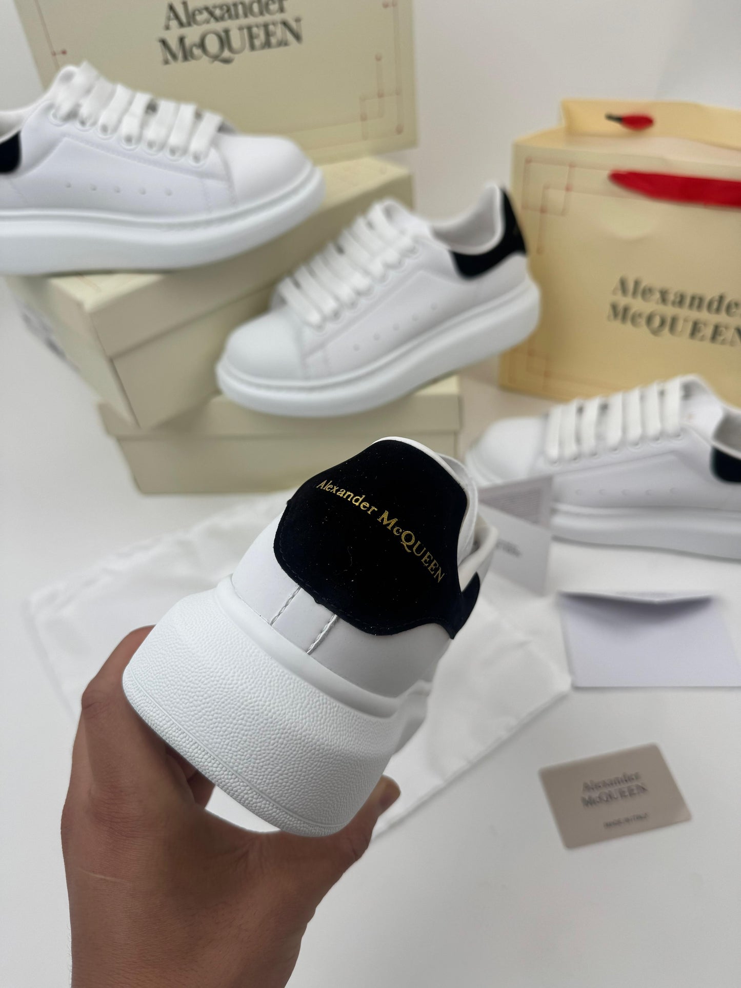 Alexander MCQueen blancas detalles negros