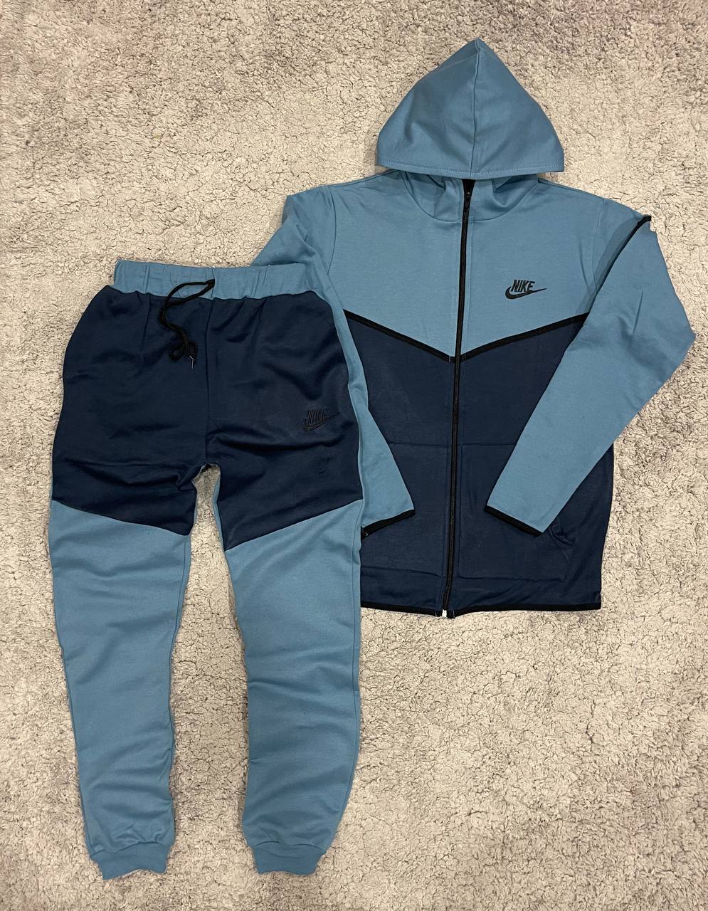 Nike Tech azul cielo y azul marino logo negro lineas negras