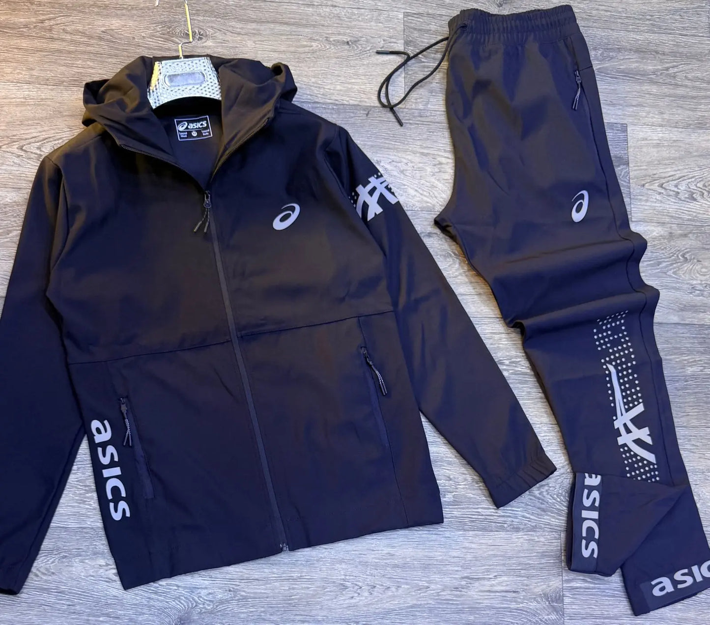 Chandal asics negro logo blanco