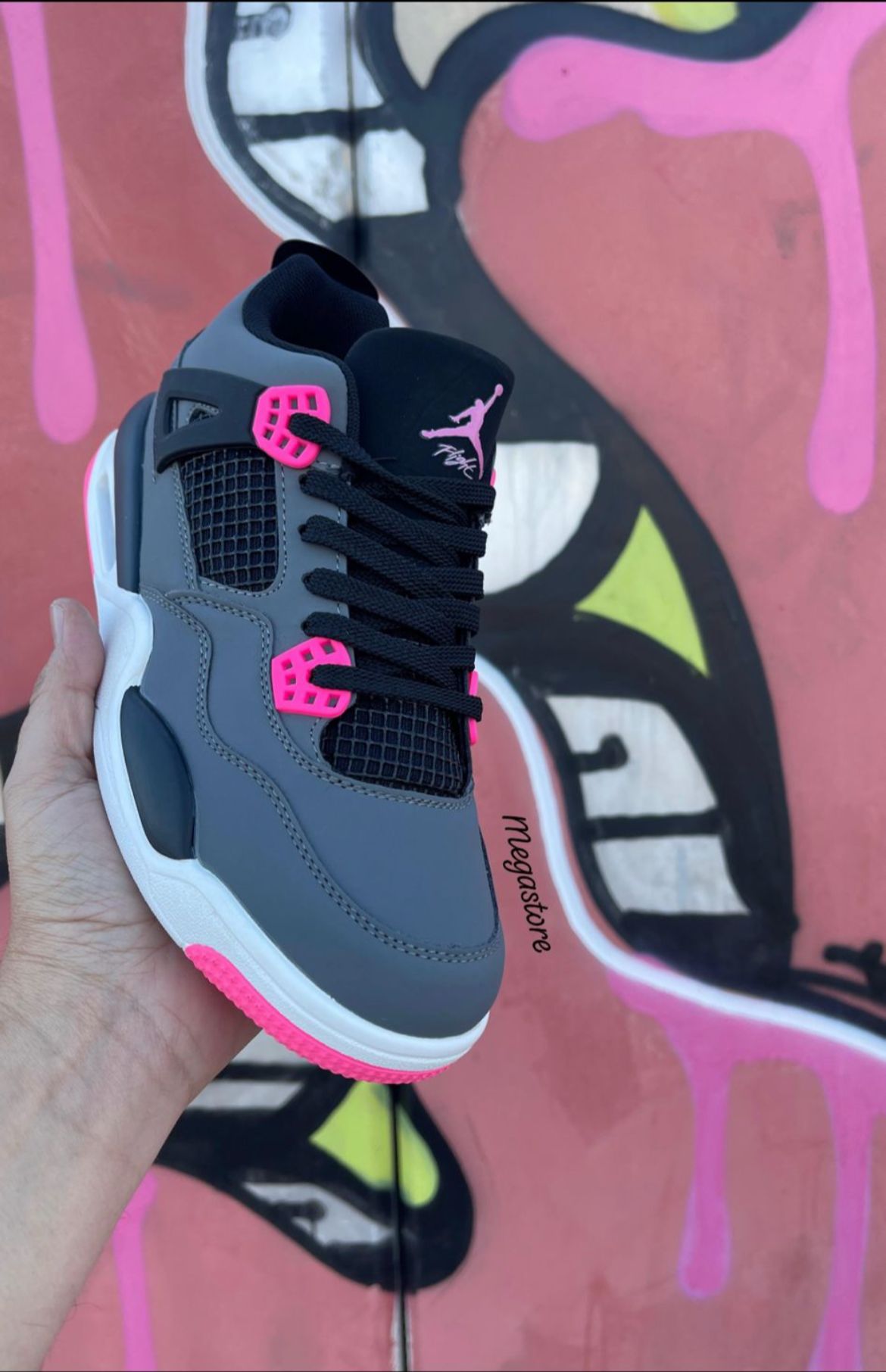 JORDAN 4 GRISES DETALLES NEGROS Y ROJOS