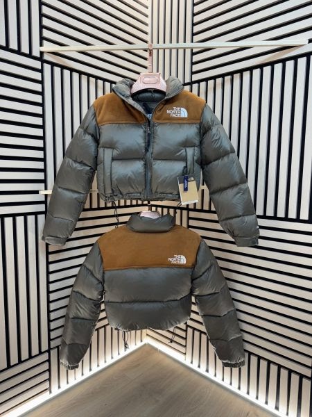 CHAQUETA NORTH FACE verde bosque y marron logo blanco