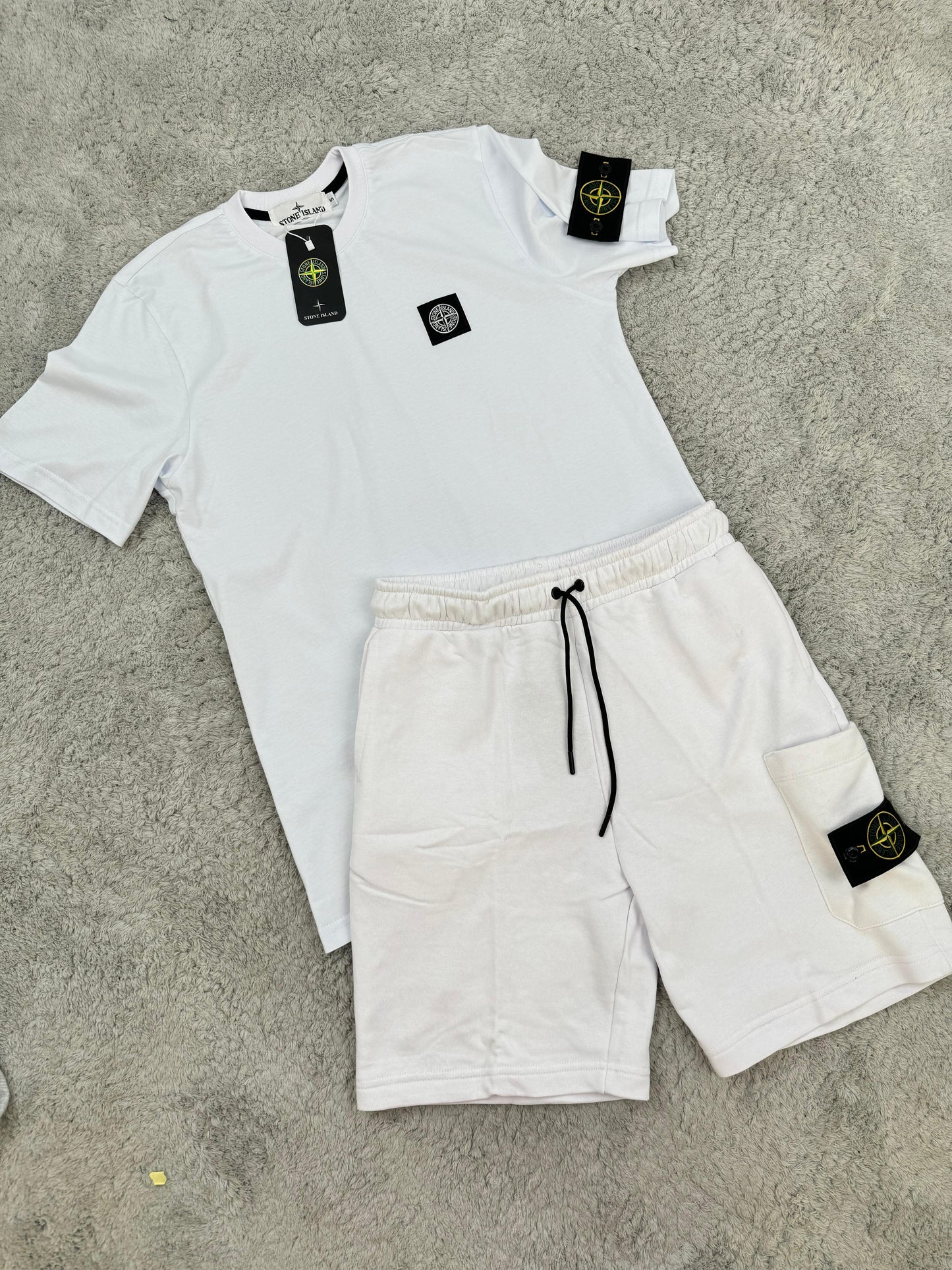Conjunto corto STONE ISLAND blanco logo en negro y blanco