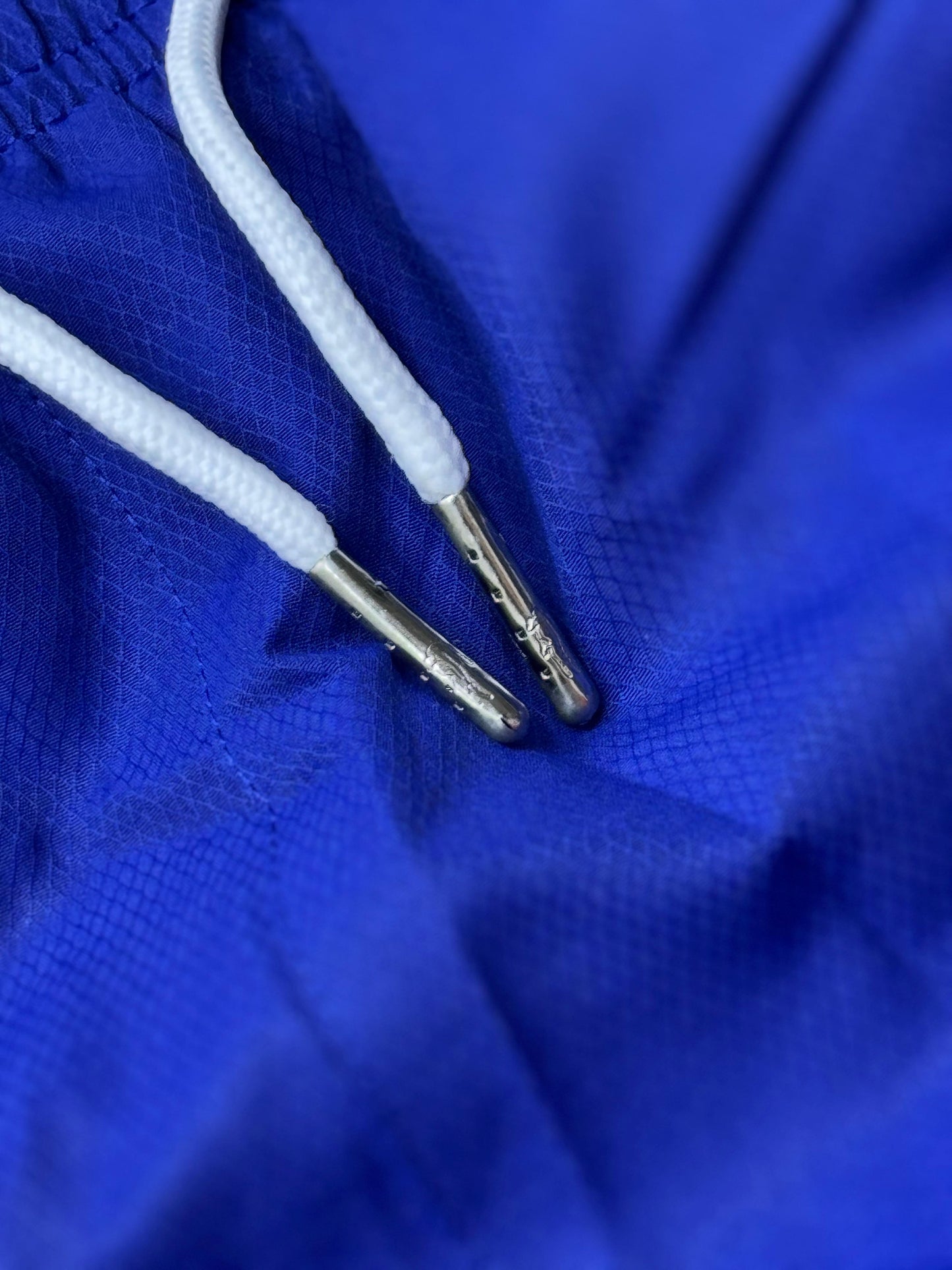 Conjunto corto lacoste azul logo verde detalles rojos