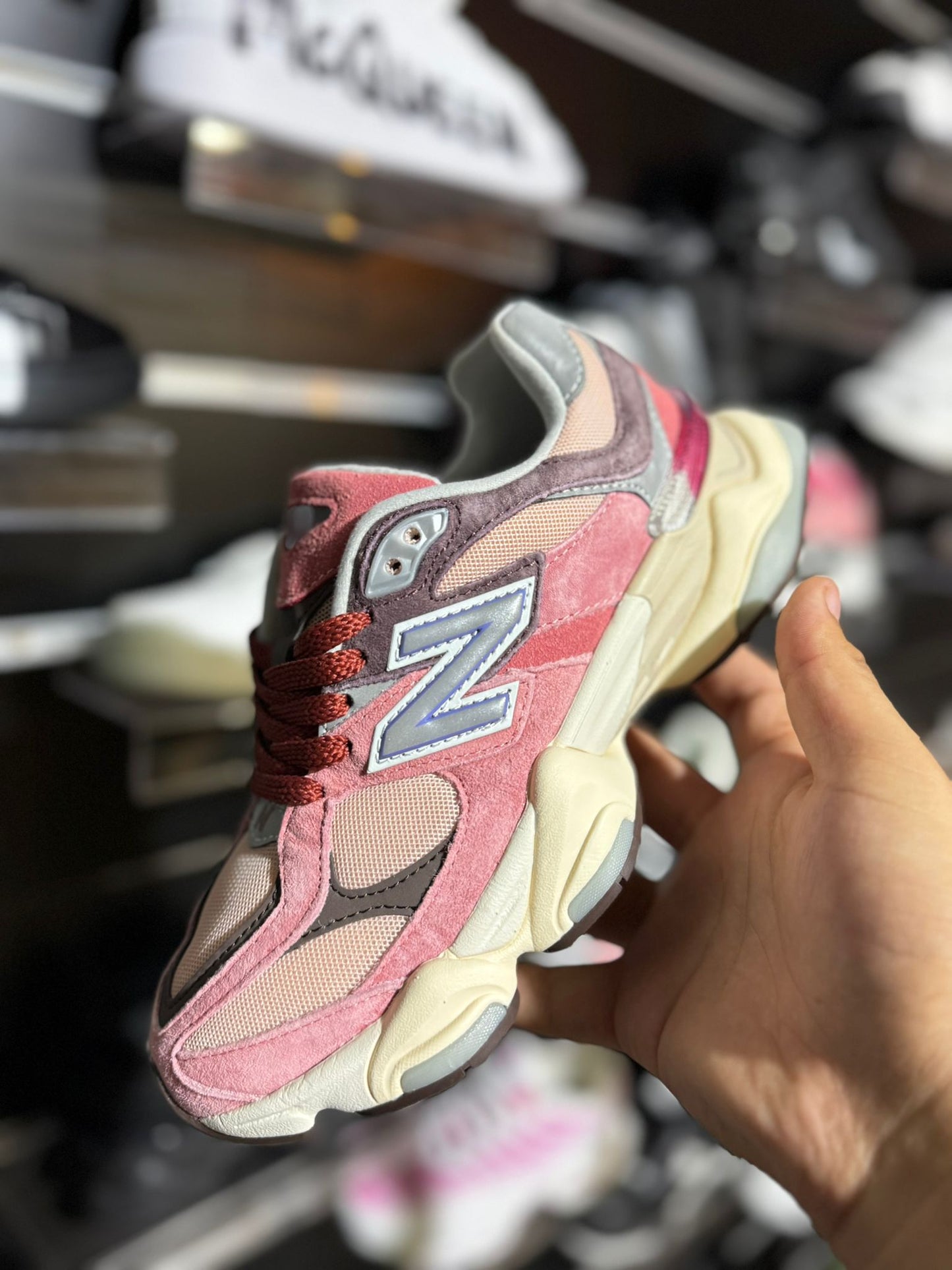 New Balance 9060 rosas detalles marrones logo gris