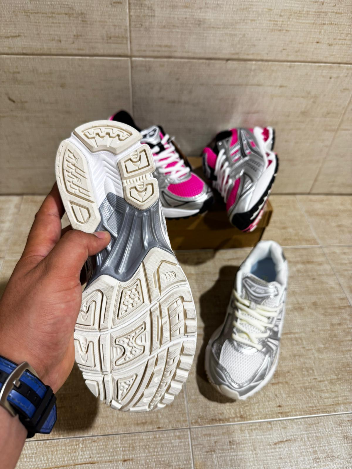 Asics blanca y gris