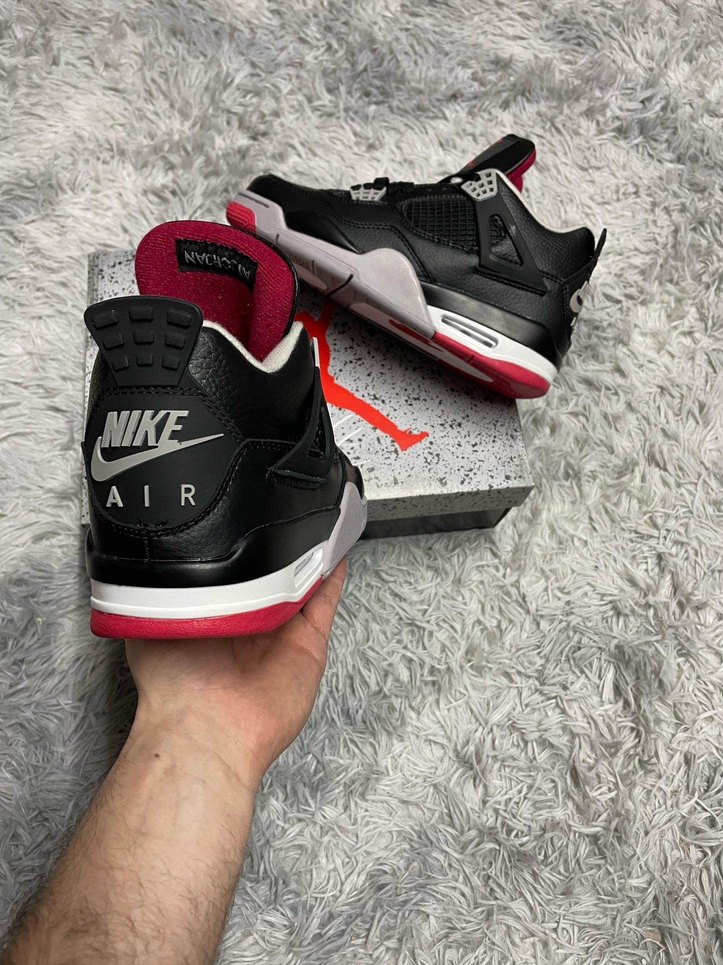 JORDAN 4 NEGRAS DETALLES GRISES LOGO ROJO