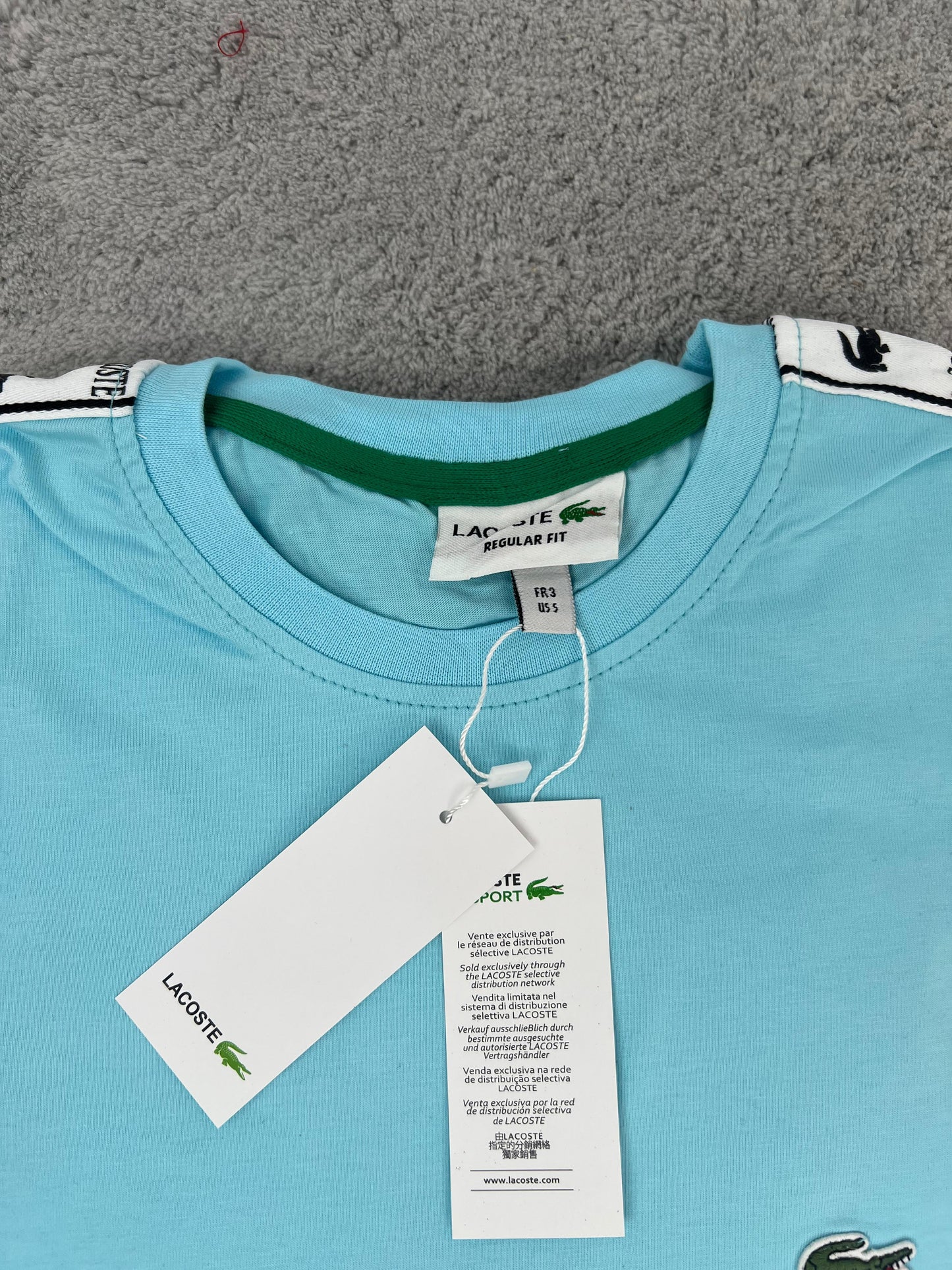 Conjunto corto lacoste azul claro logo verde lineas blancas
