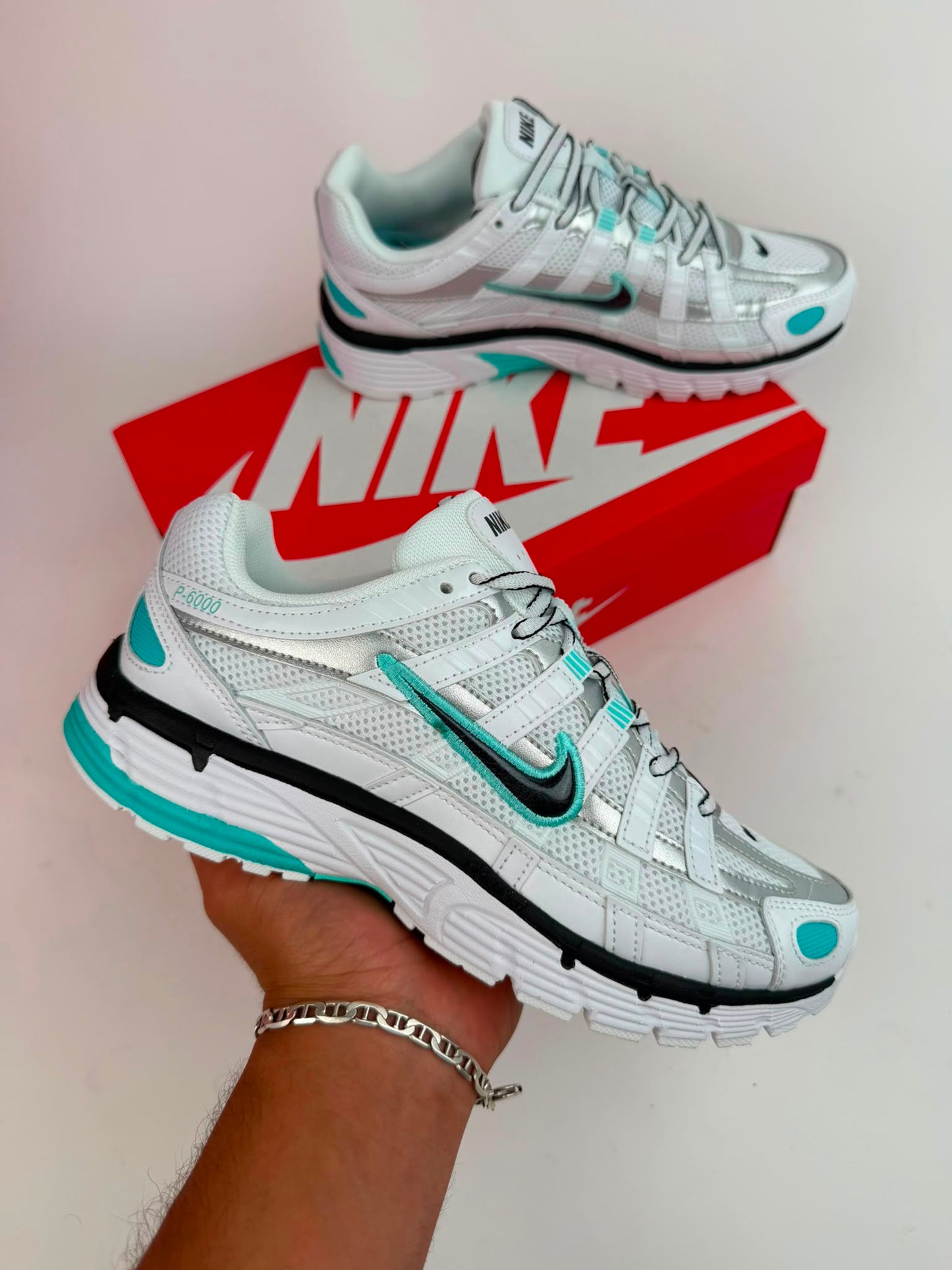 Nike P-6000 blancas logo negro contorno azul