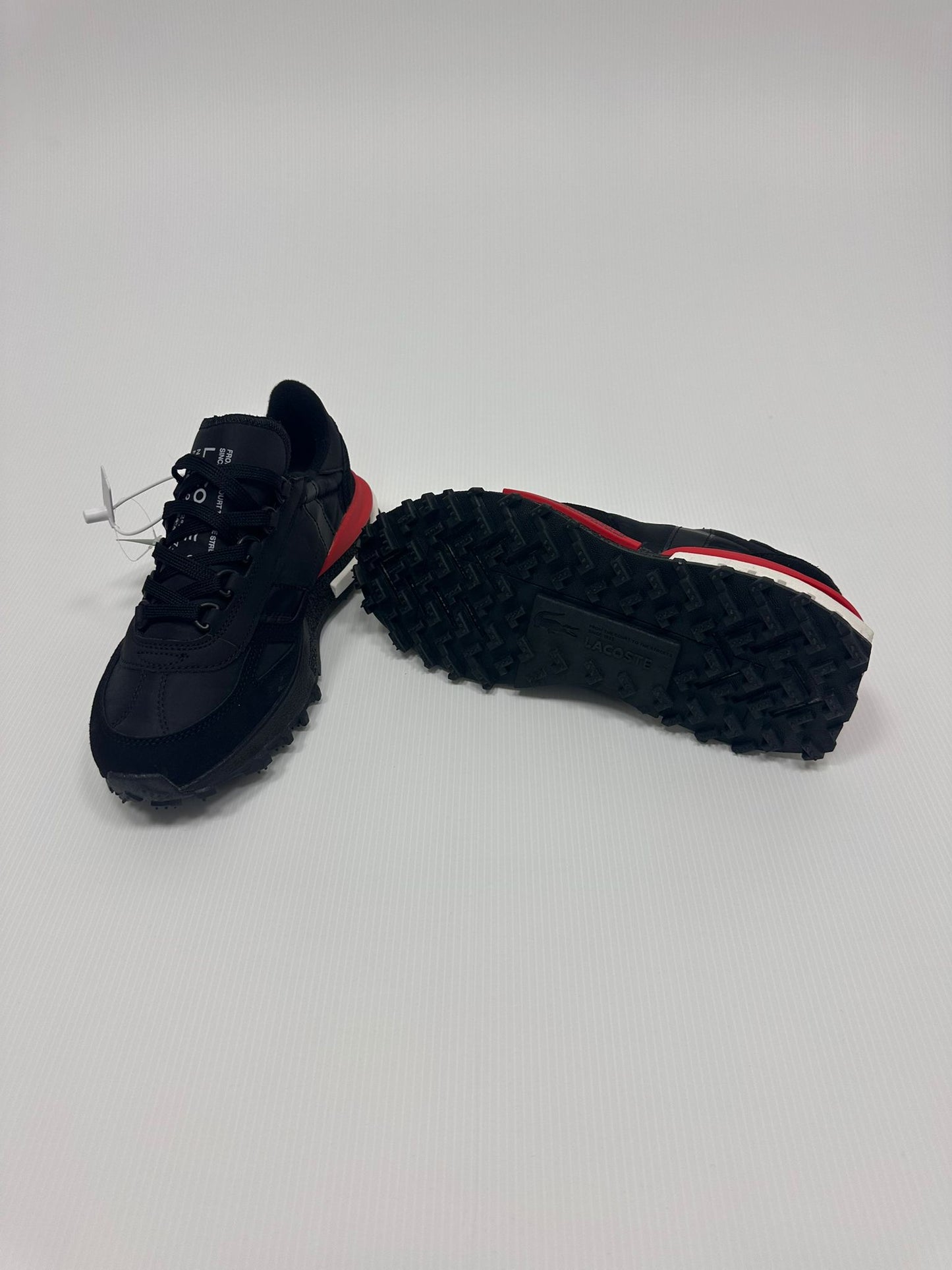 Zapatillas Lacoste negro logo blanco detalles rojos