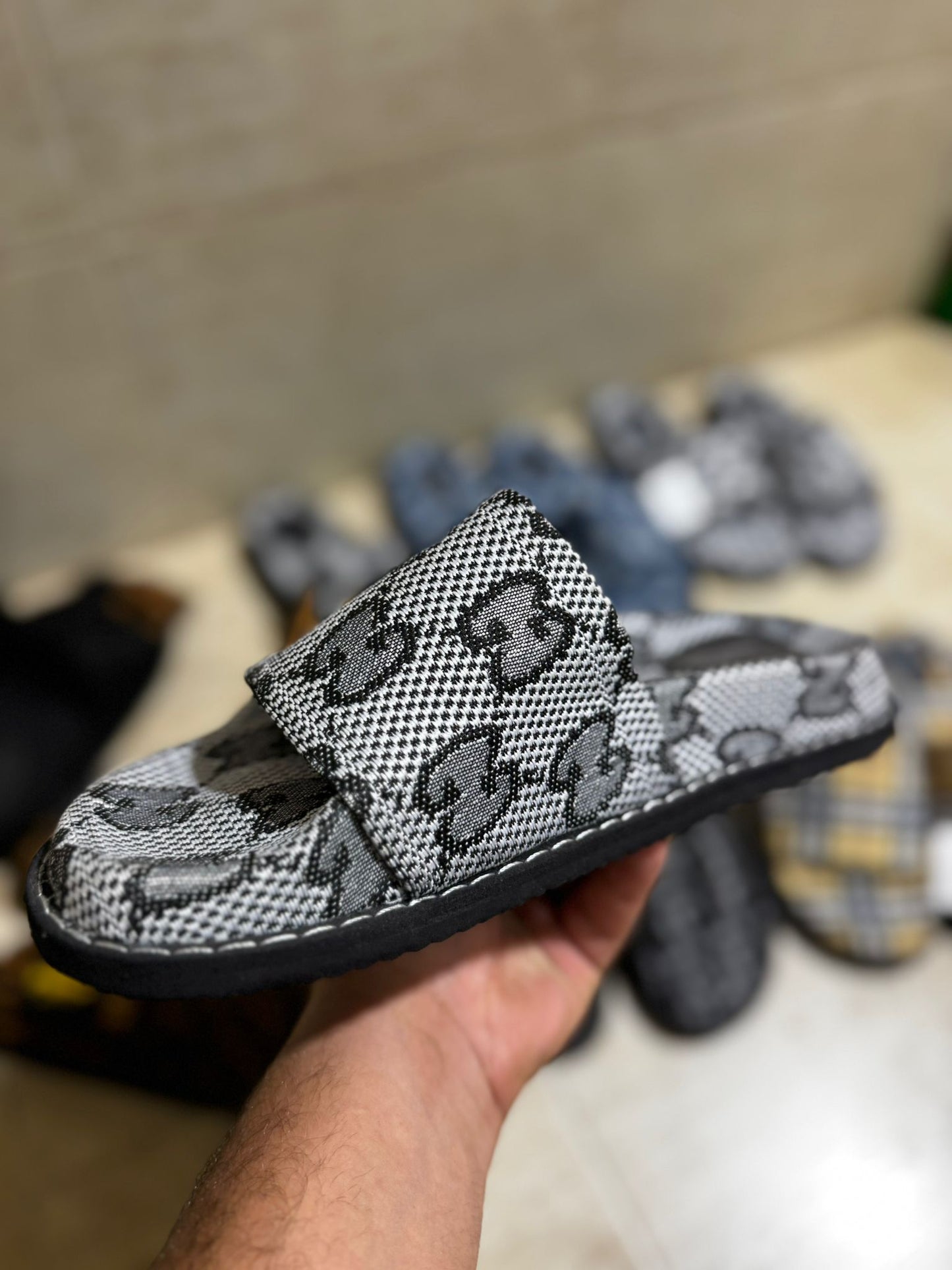 Chanclas Gucci gris logo negro