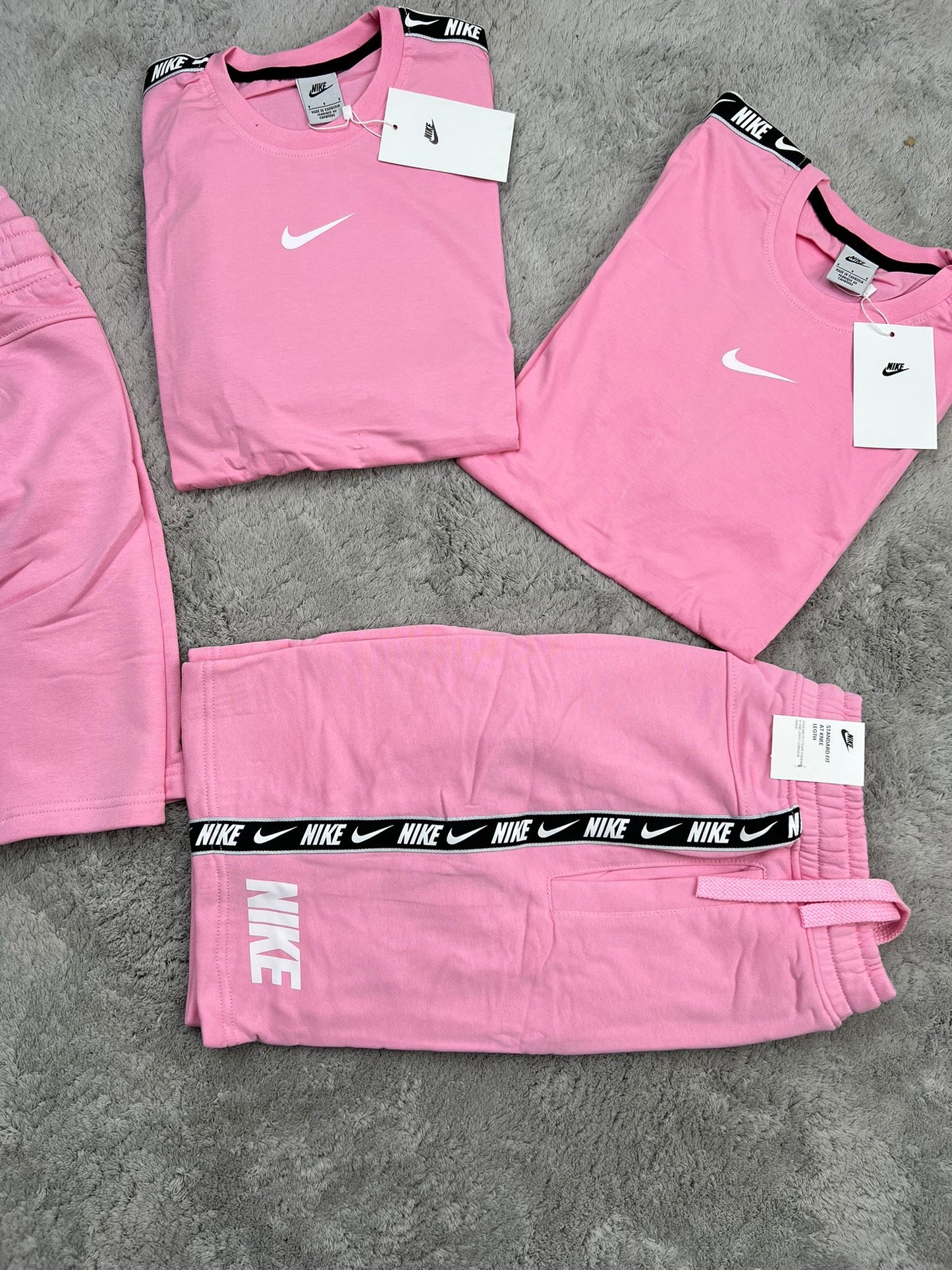 Conjunto corto nike rosa logo blanco detalles negros
