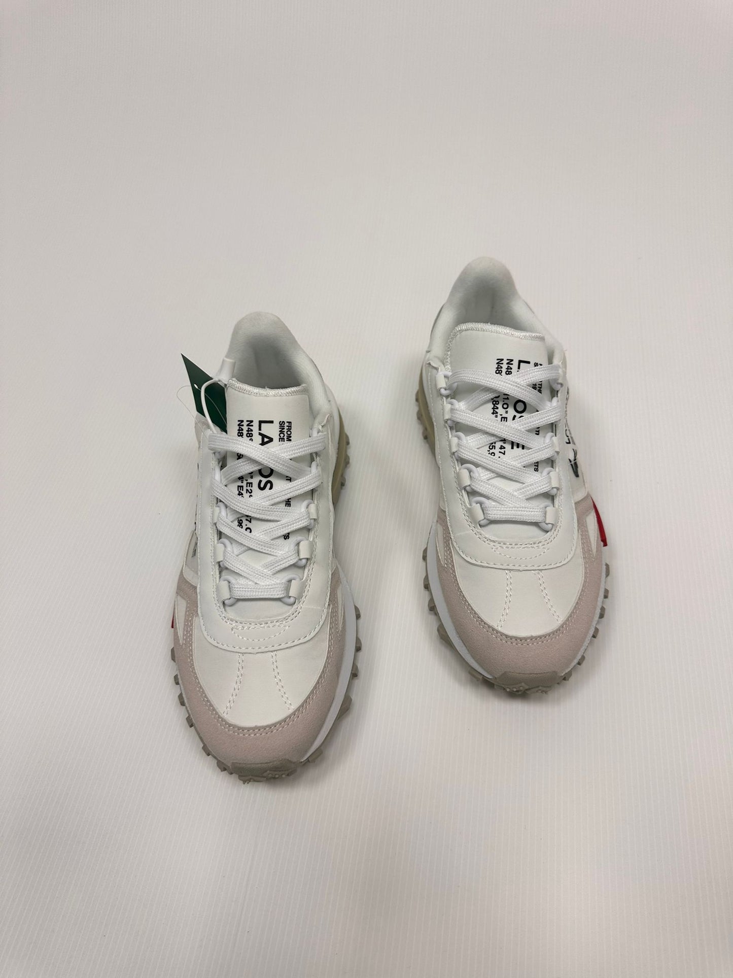 Zapatillas Lacoste blanco y gris logo negro detalles rojos