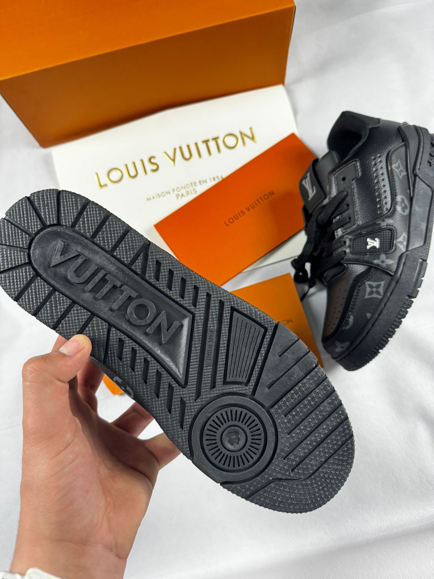 LV trainer negras logo gris y blanco