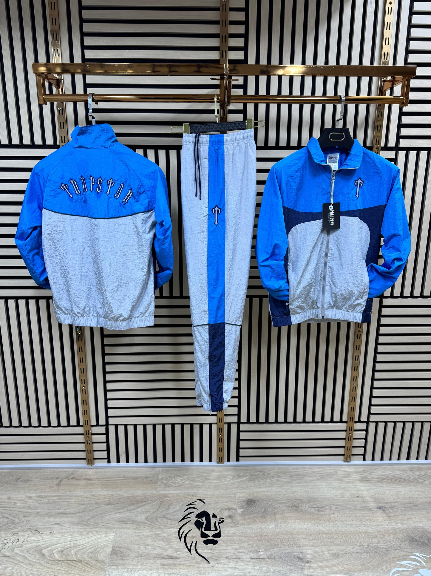 Chandal trapstar azul y blanco logo blanco contorno negro