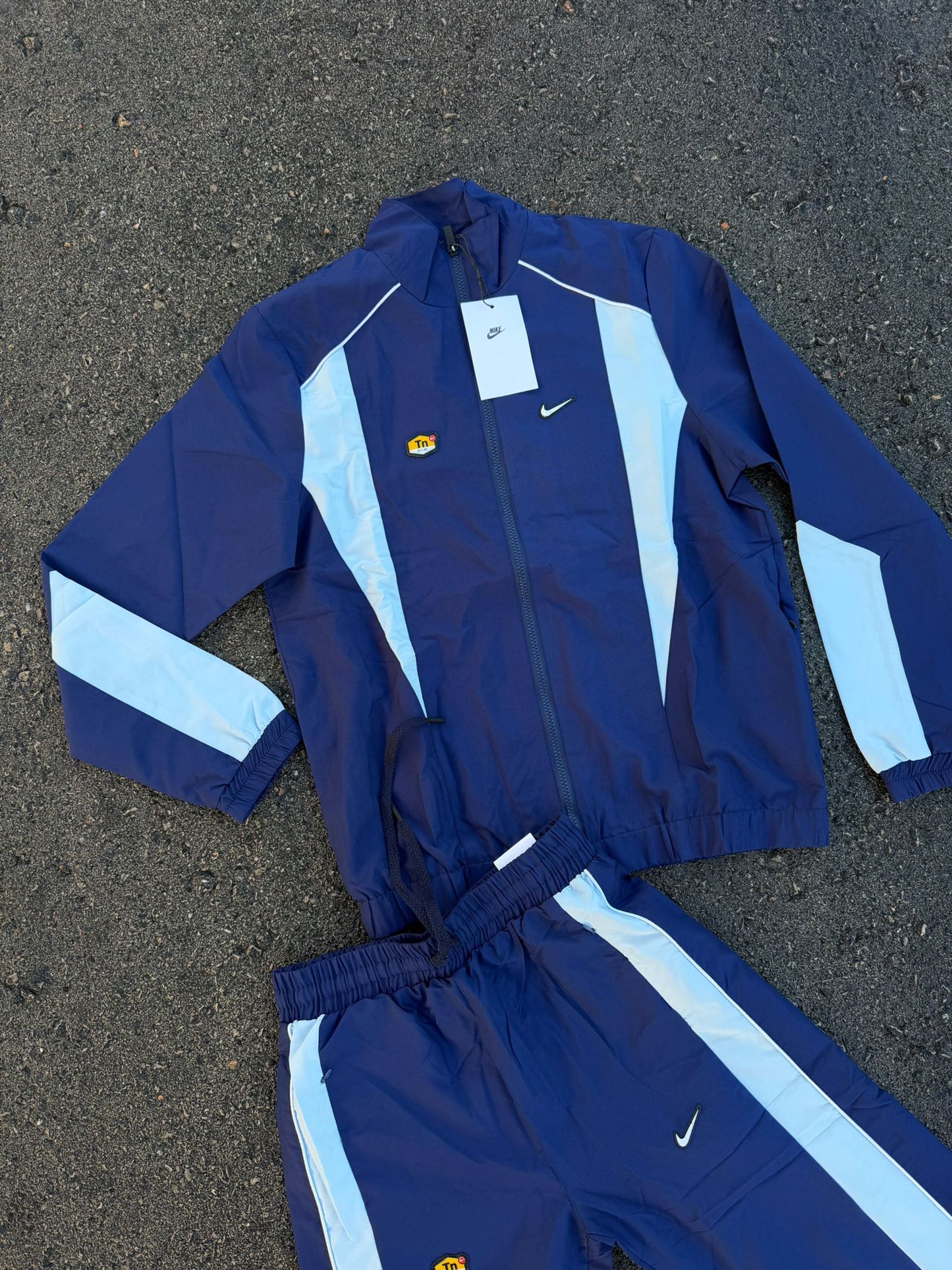 Chandal nike azul y azul claro logo blanco contorno negro