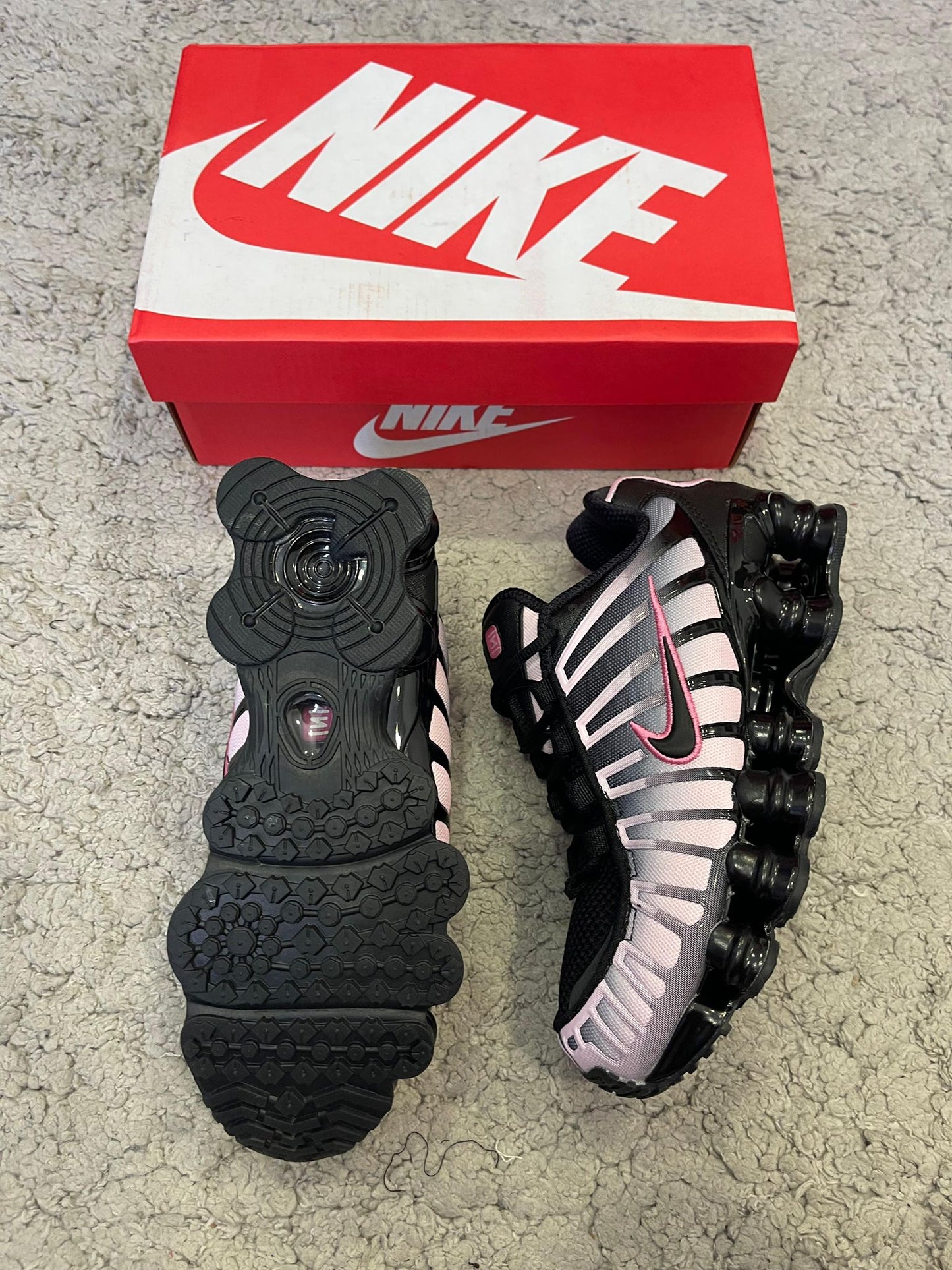 Shox Negras y rosas logo negro contorno rosa