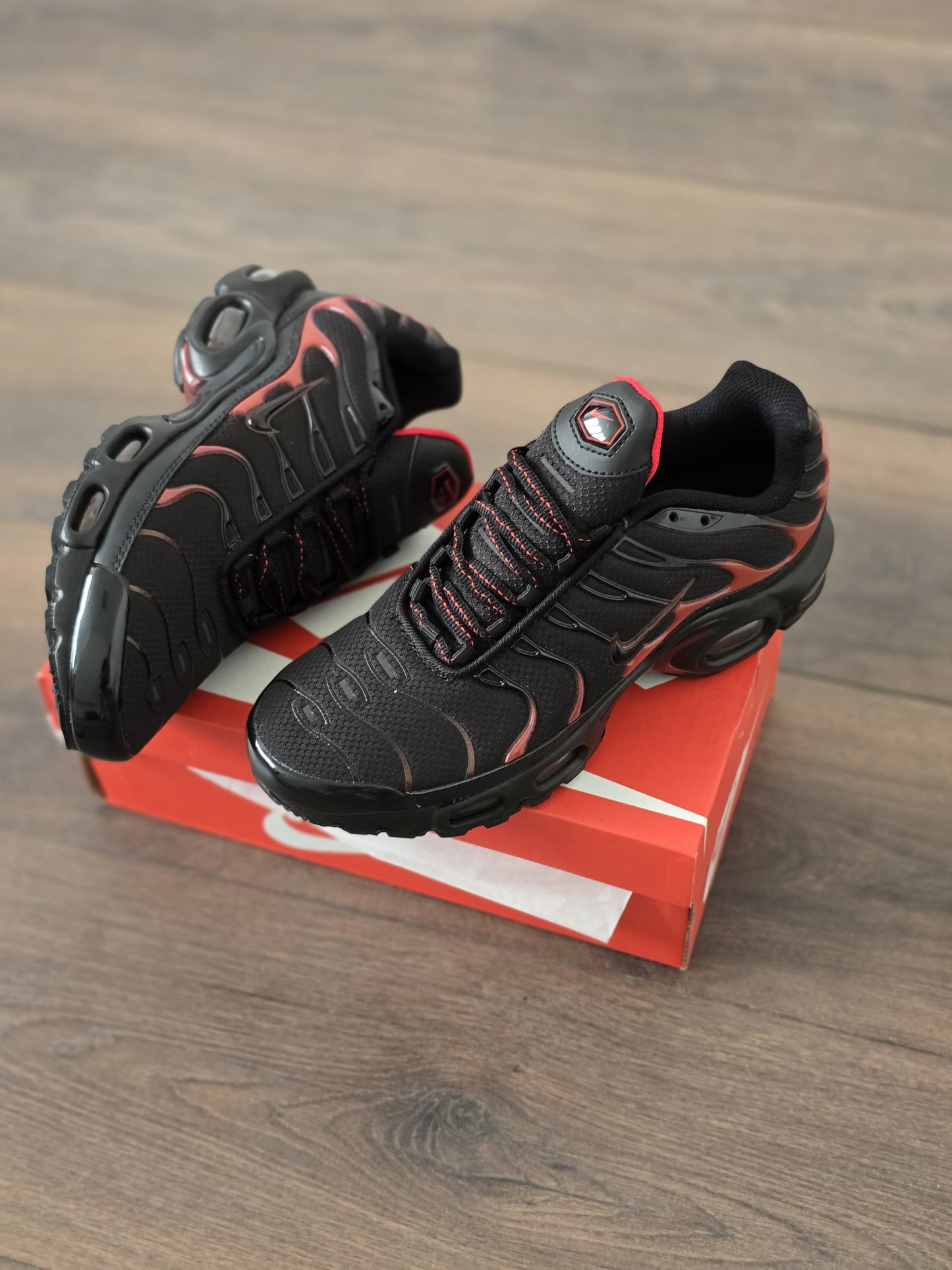 Tn negra con toques rojo logo negro