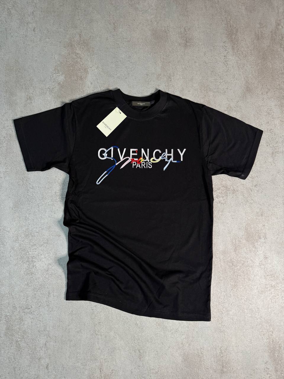 Camiseta Givenchy negro logo blanco lineas colores