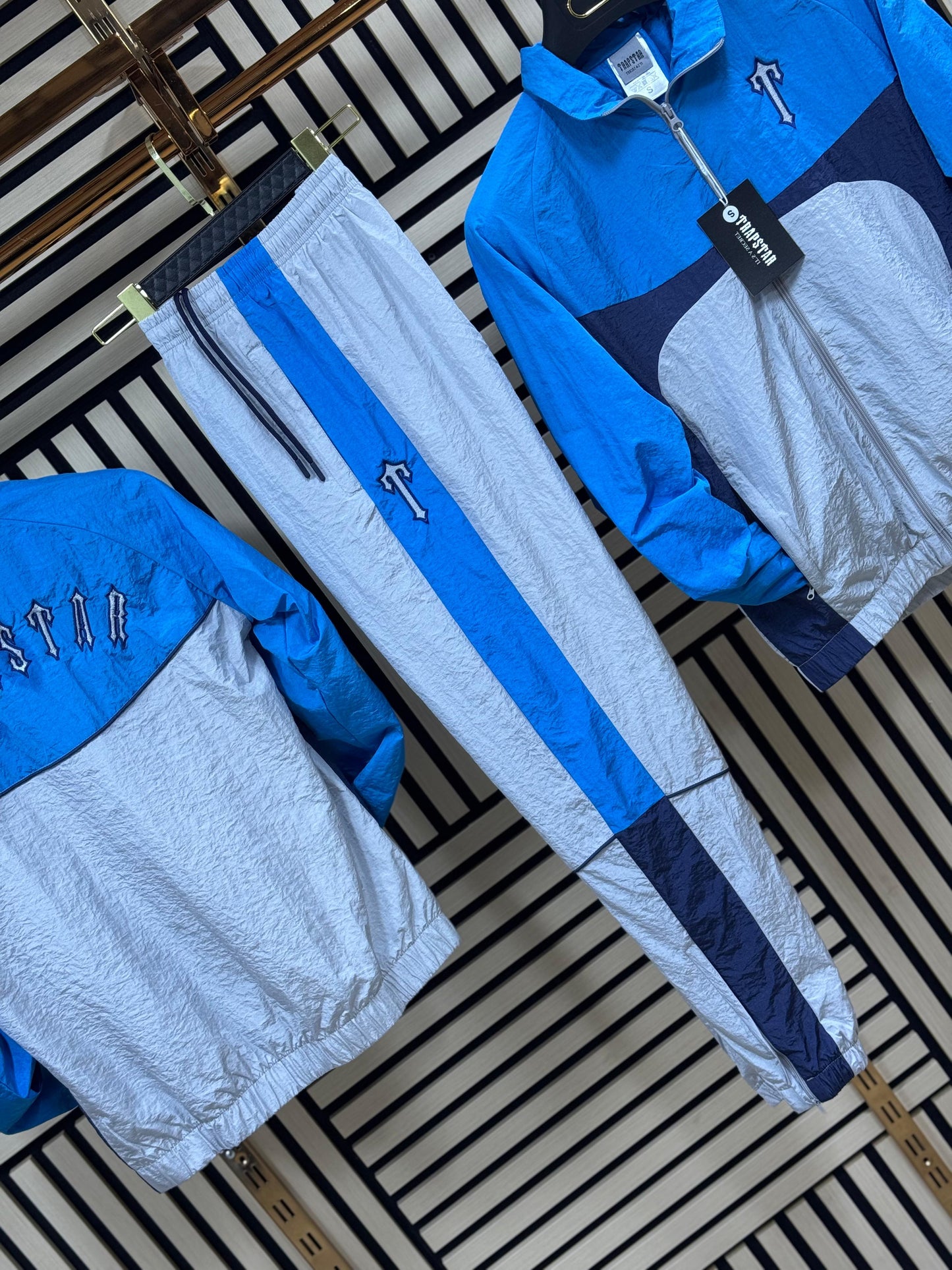 Chandal trapstar azul y blanco logo blanco contorno negro