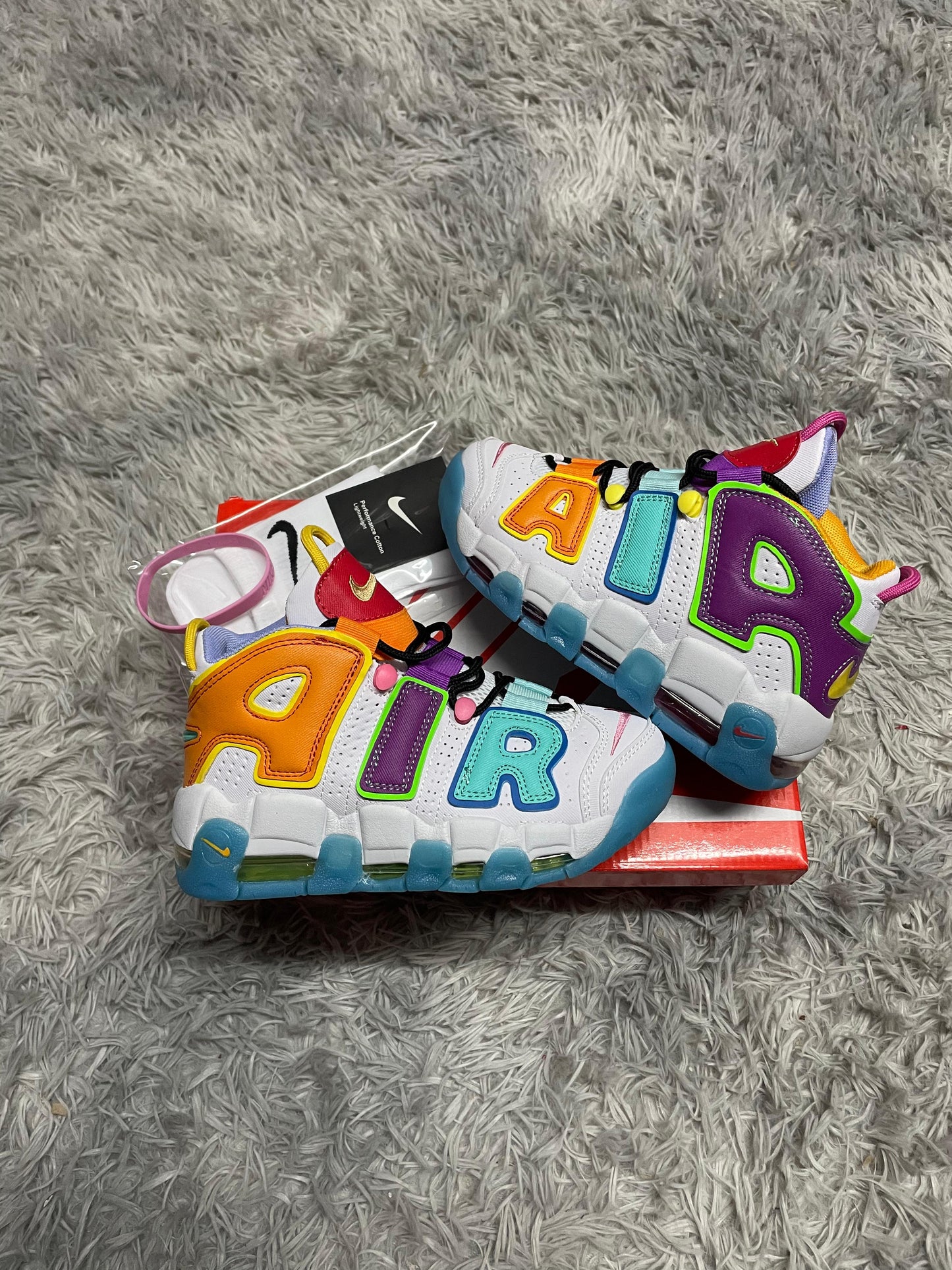 Uptempo blancas logo tricolor detalles azules