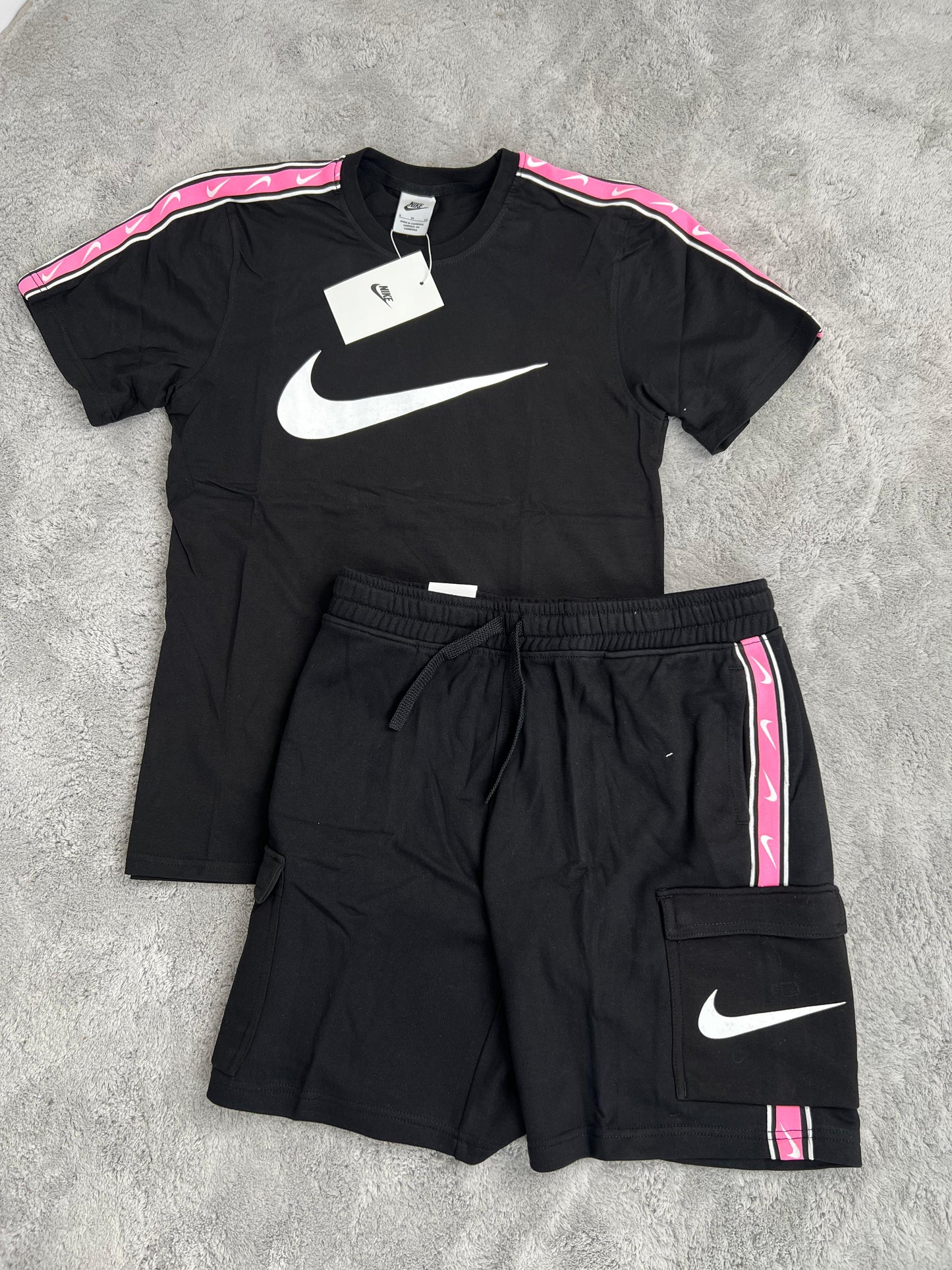 Conjunto corto negro nike logo blanco detalles rosas