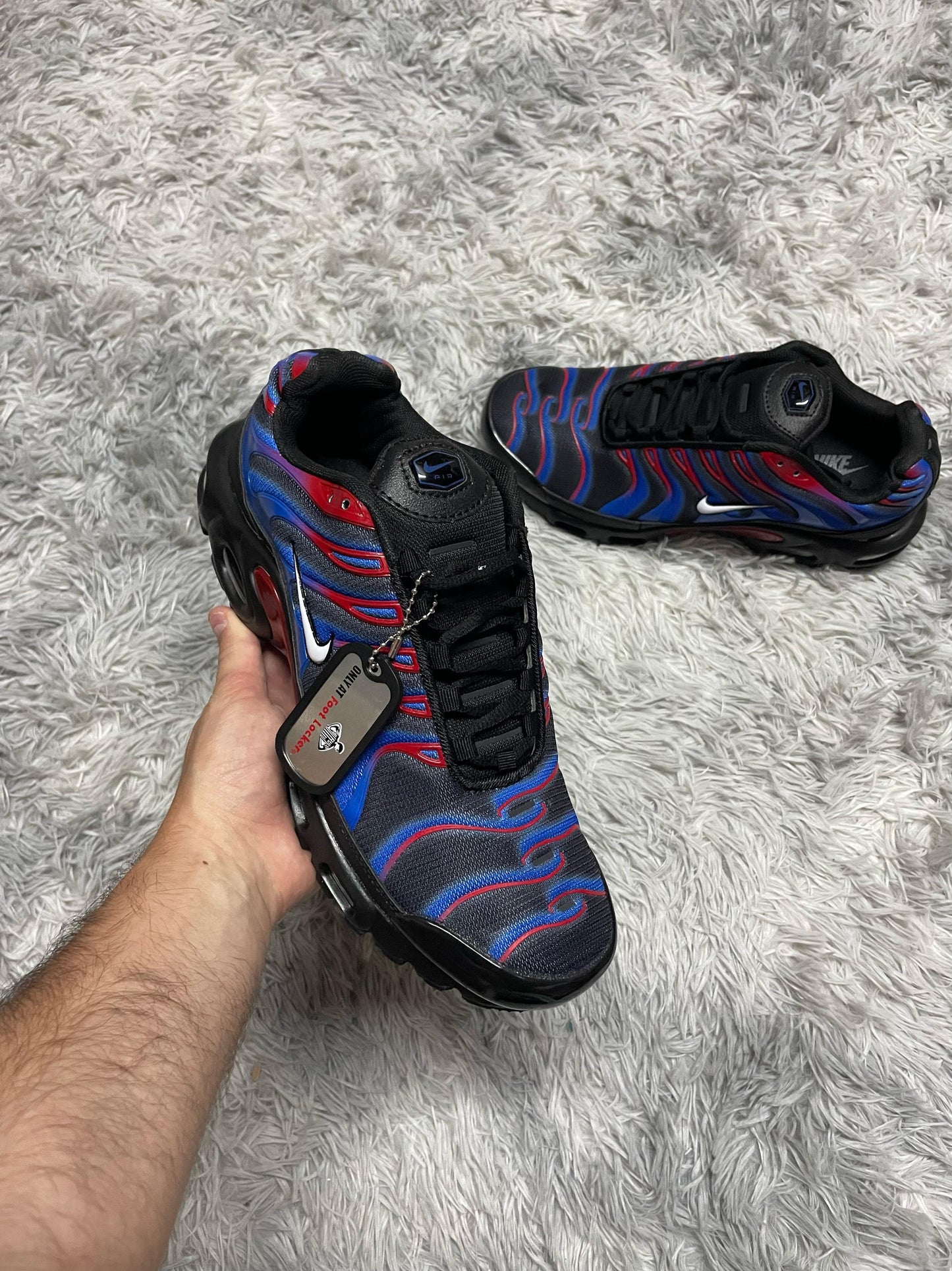 TN NEGRAS LOGO BLANCO CONTORNO NEGRO DETALLES AZULES Y ROJOS