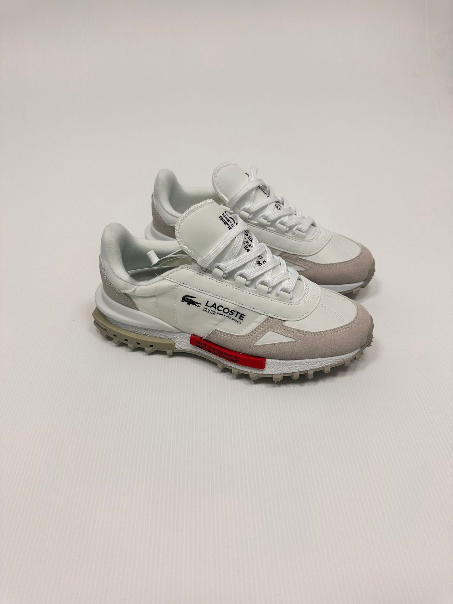 Zapatillas Lacoste blanco y gris logo negro detalles rojos