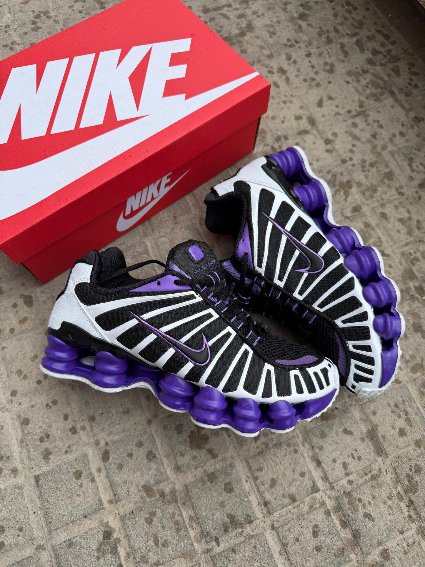 Shox negras y blancas logo negro contorno morado