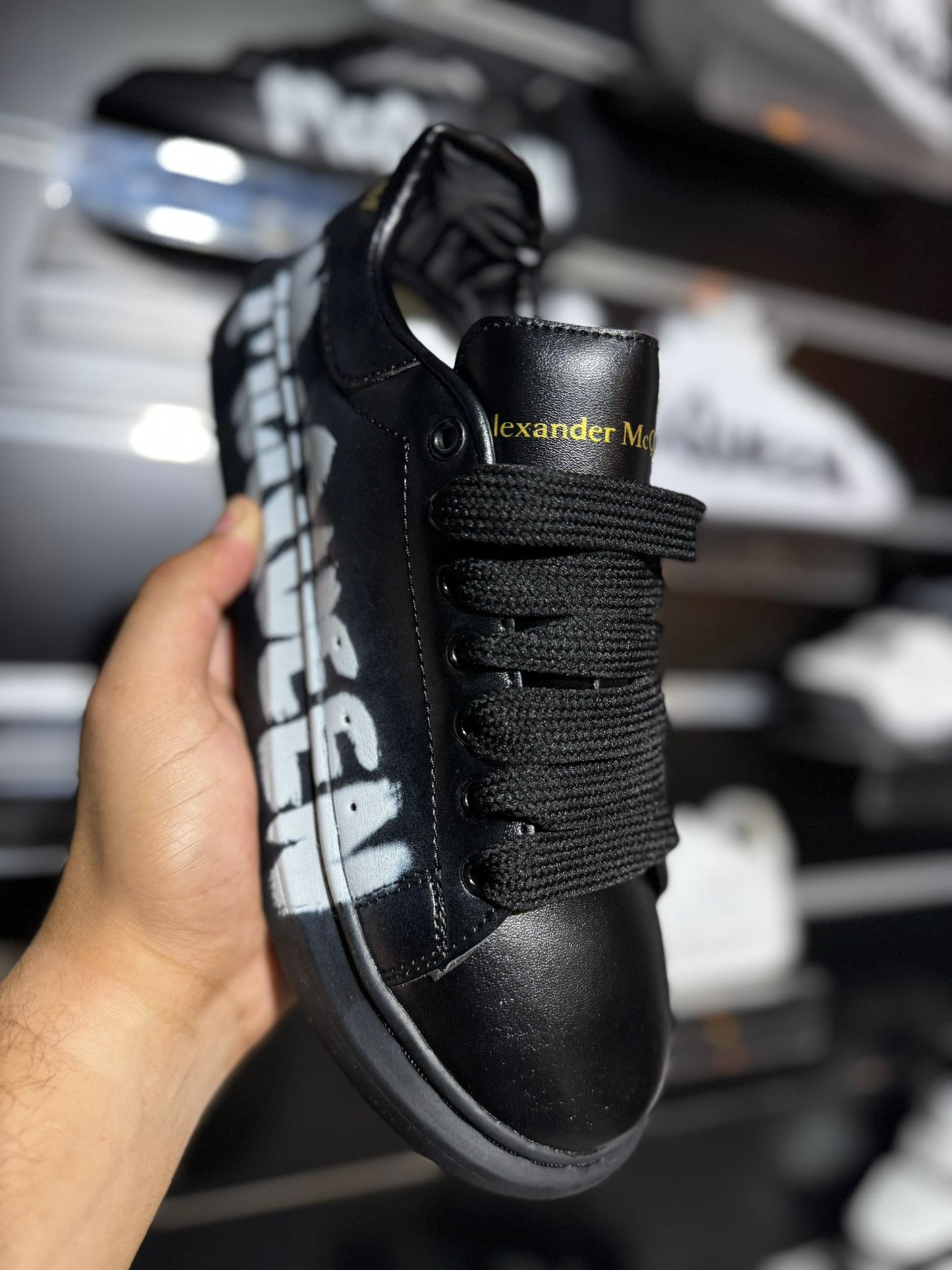 Alexander Mcqueen negras logo blanco graffiti