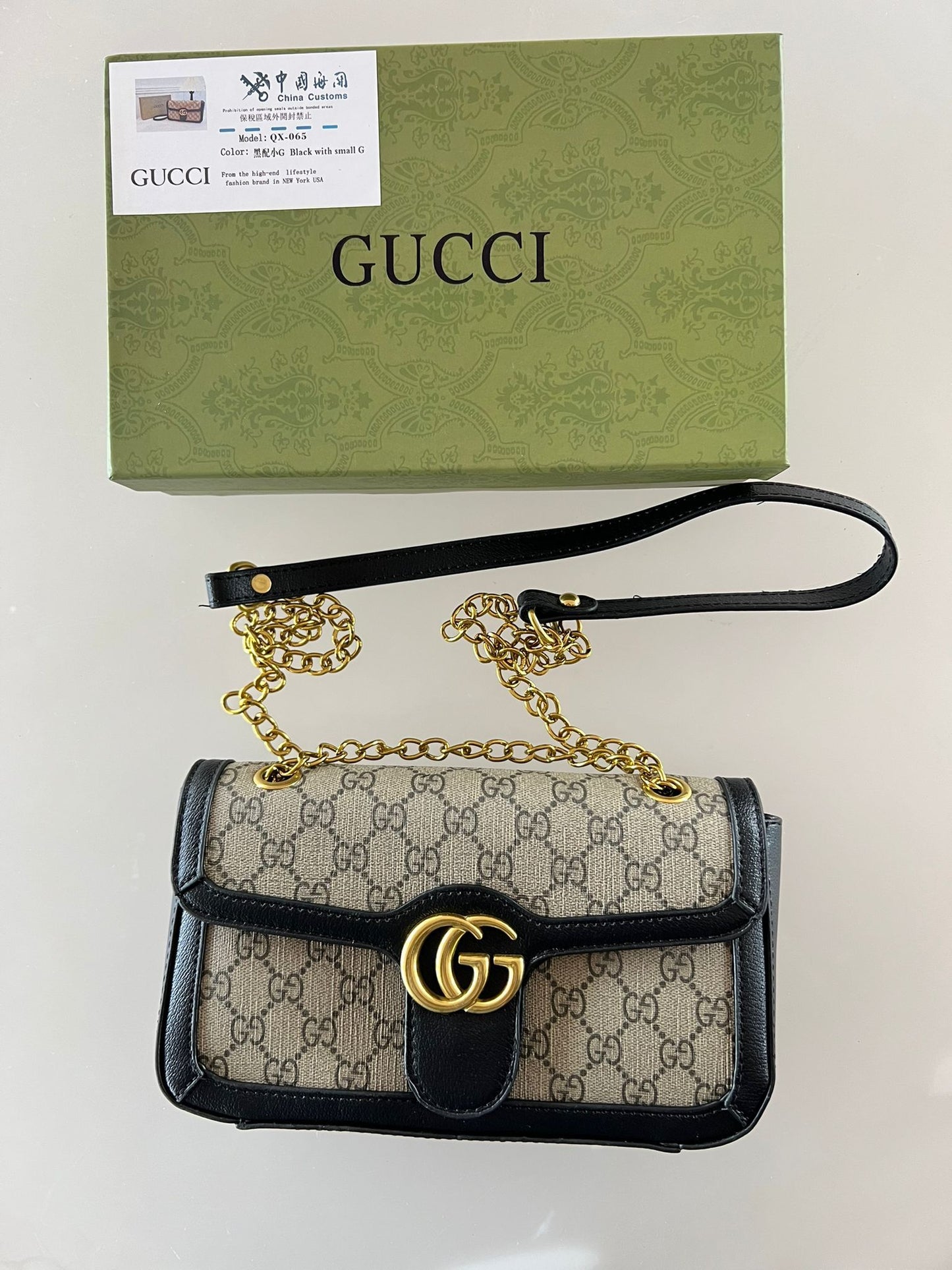 Bolso Gucci negro logo dorado