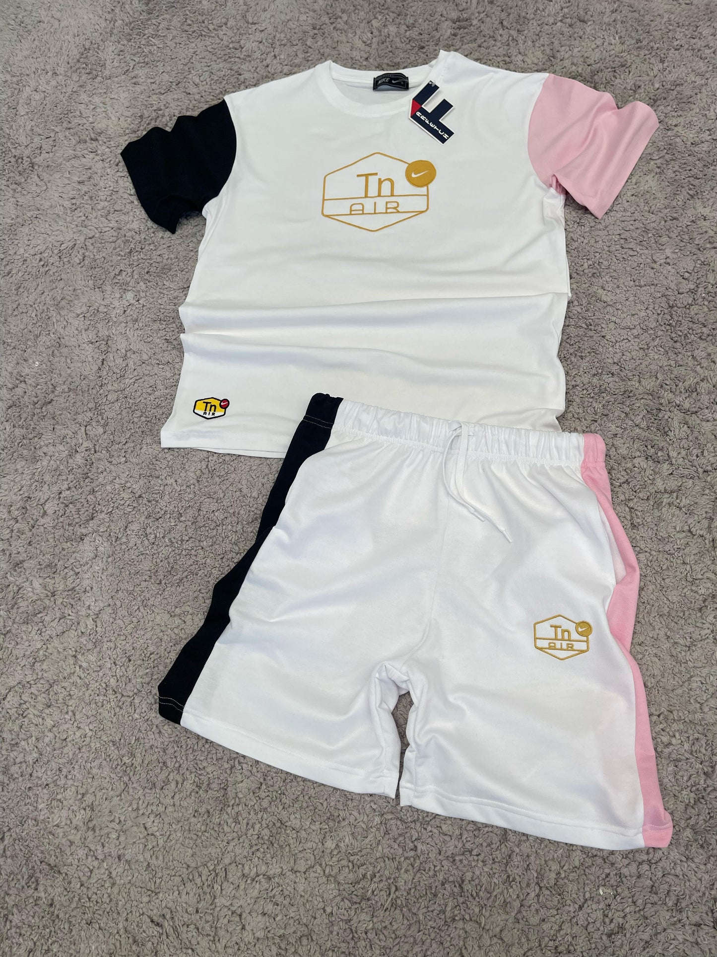 CONJUNTO TN AIR blanco logo dorado detalles negros y rosas