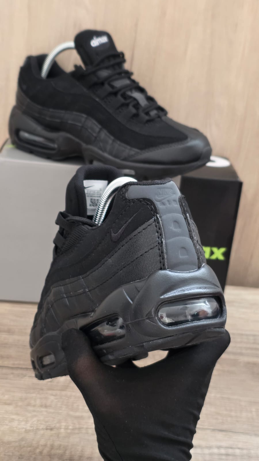 Air max 95 negra logo blanco