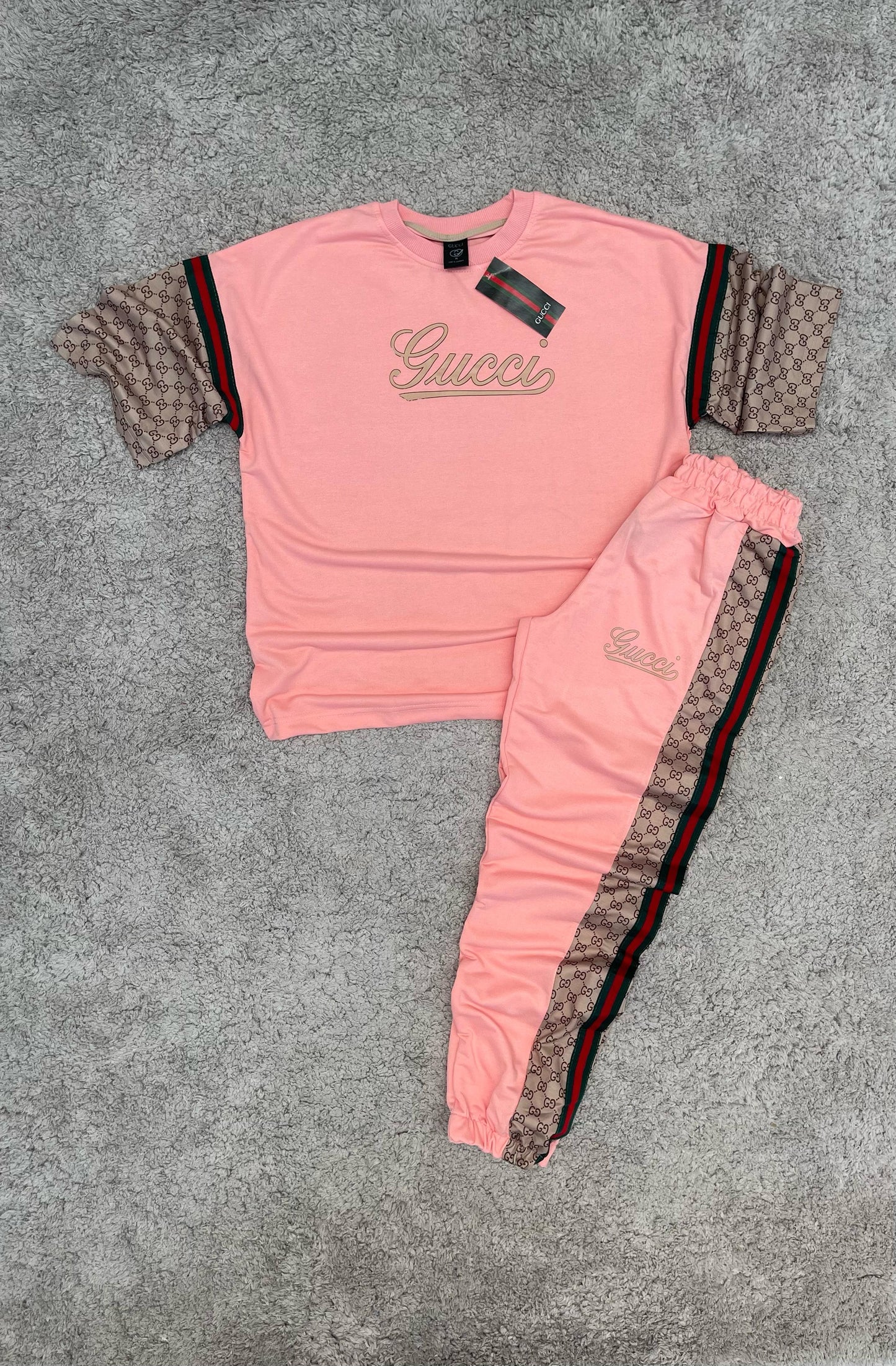 CONJUNTO GUCCI rosa logo dorado detalles rojos
