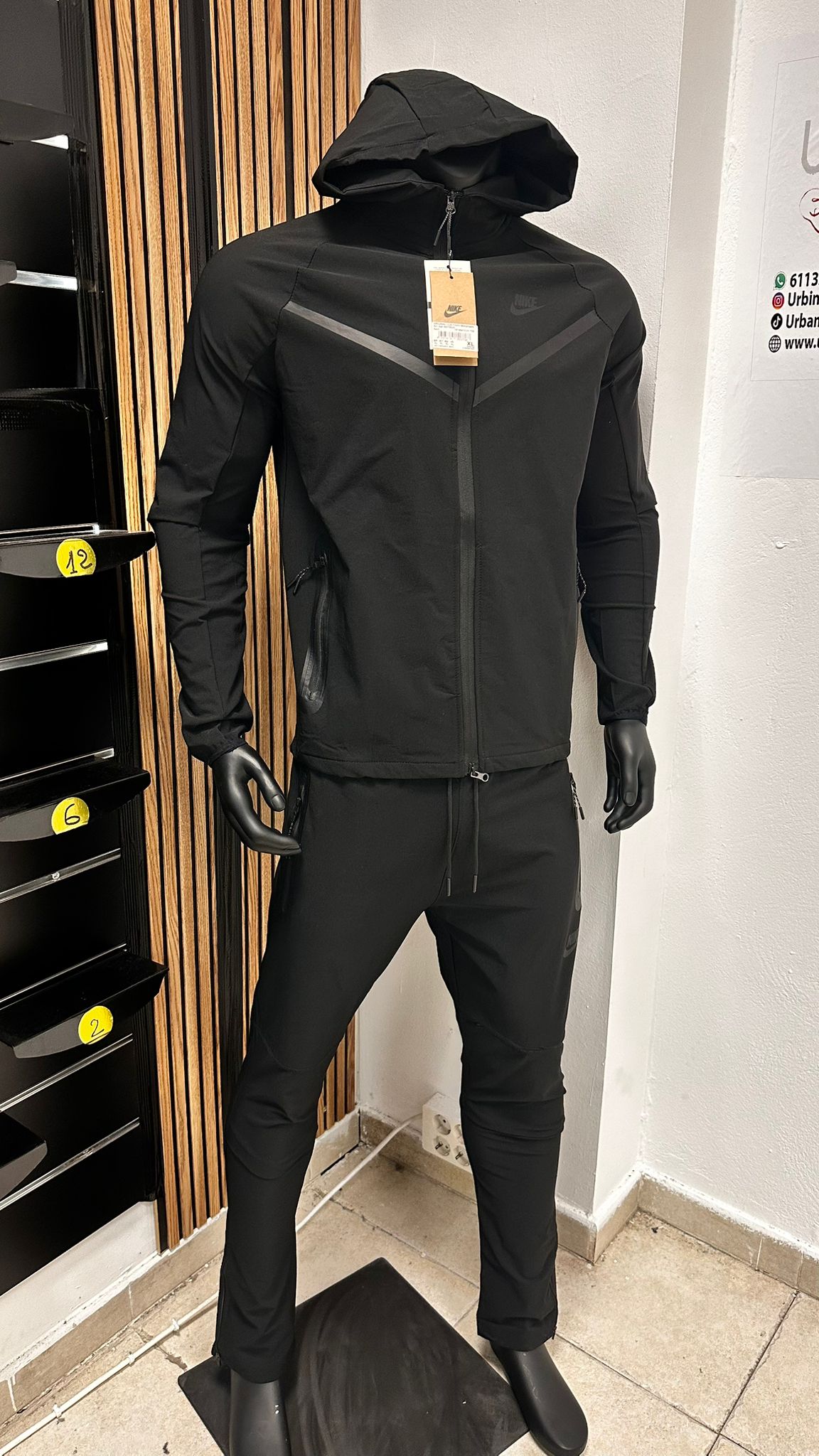 Chandal Nike Tech negro lineas negras